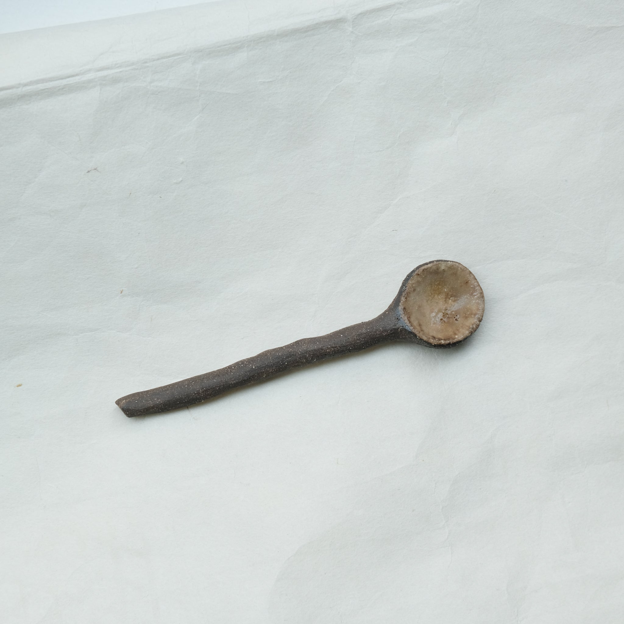 Cuillère en grès L 11,5cm - brun de Sonia Deleani chez Brutal Ceramics