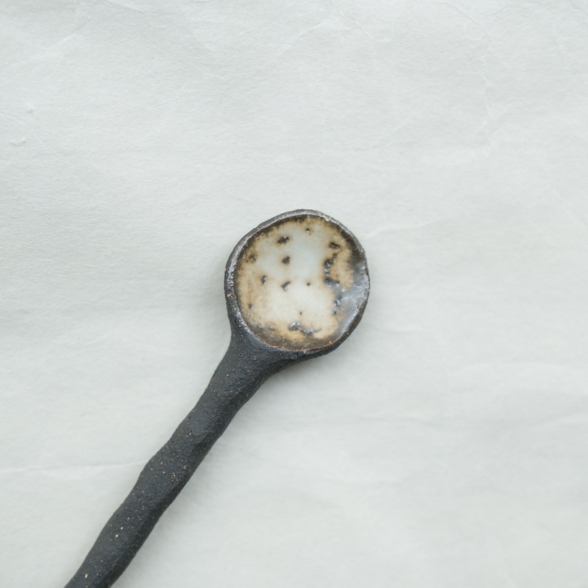 Cuillère en grès noir L 11,5cm - chocolat beige de Sonia Deleani chez Brutal Ceramics
