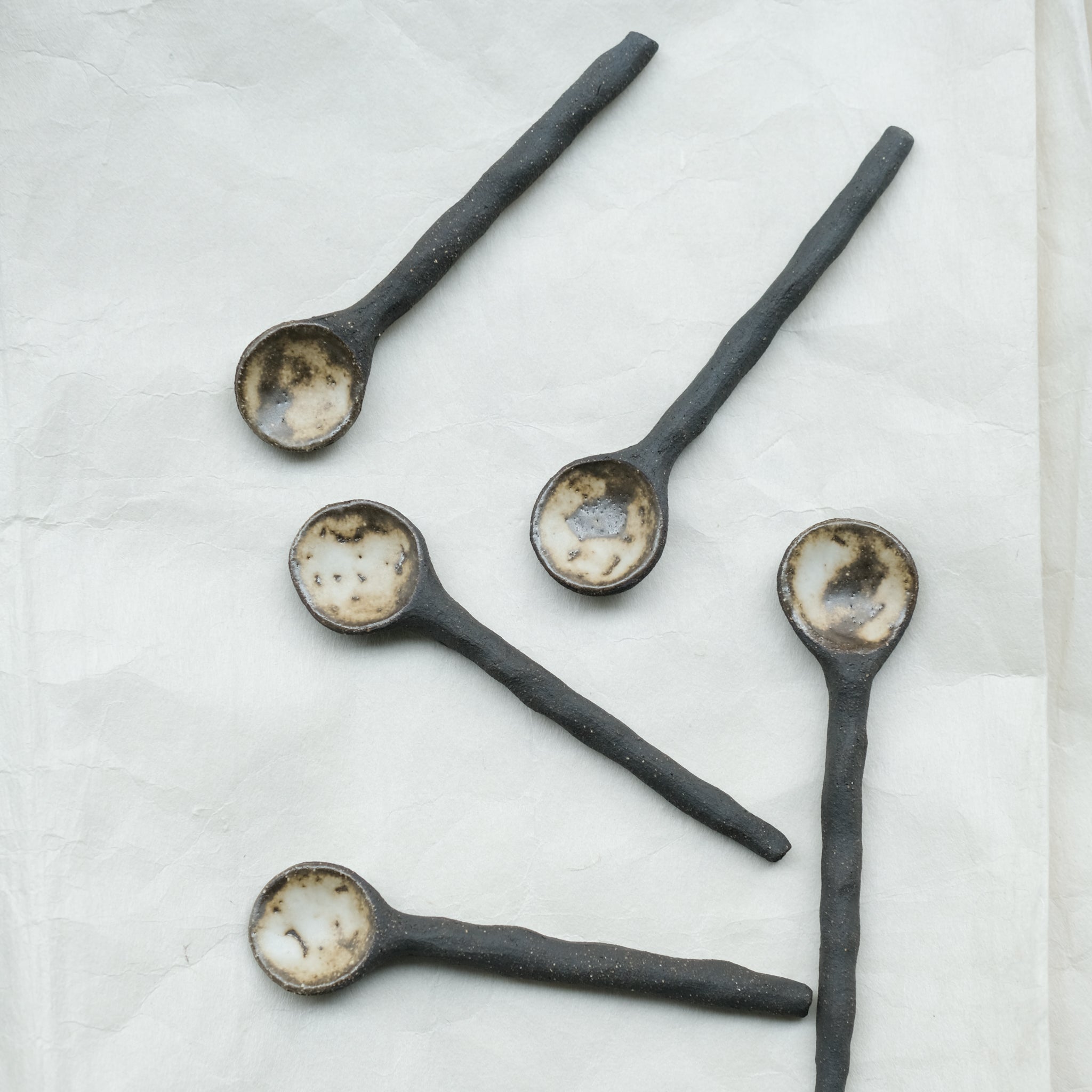 Cuillère en grès noir L 11,5cm - chocolat beige de Sonia Deleani chez Brutal Ceramics