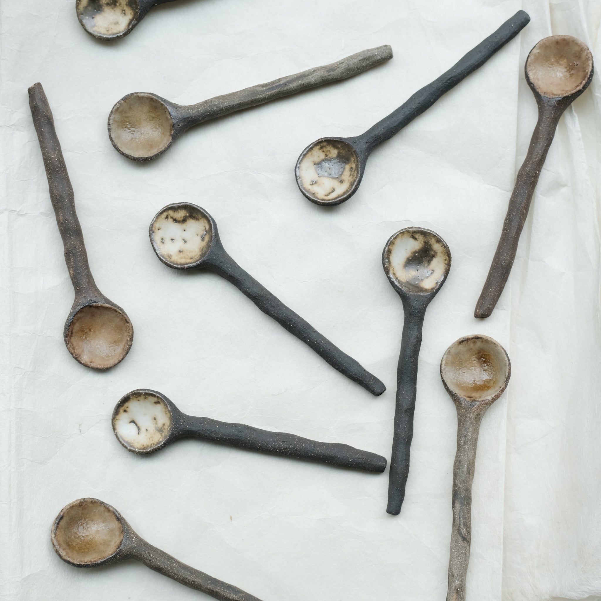 Cuillère en grès noir L 11,5cm - chocolat beige de Sonia Deleani chez Brutal Ceramics