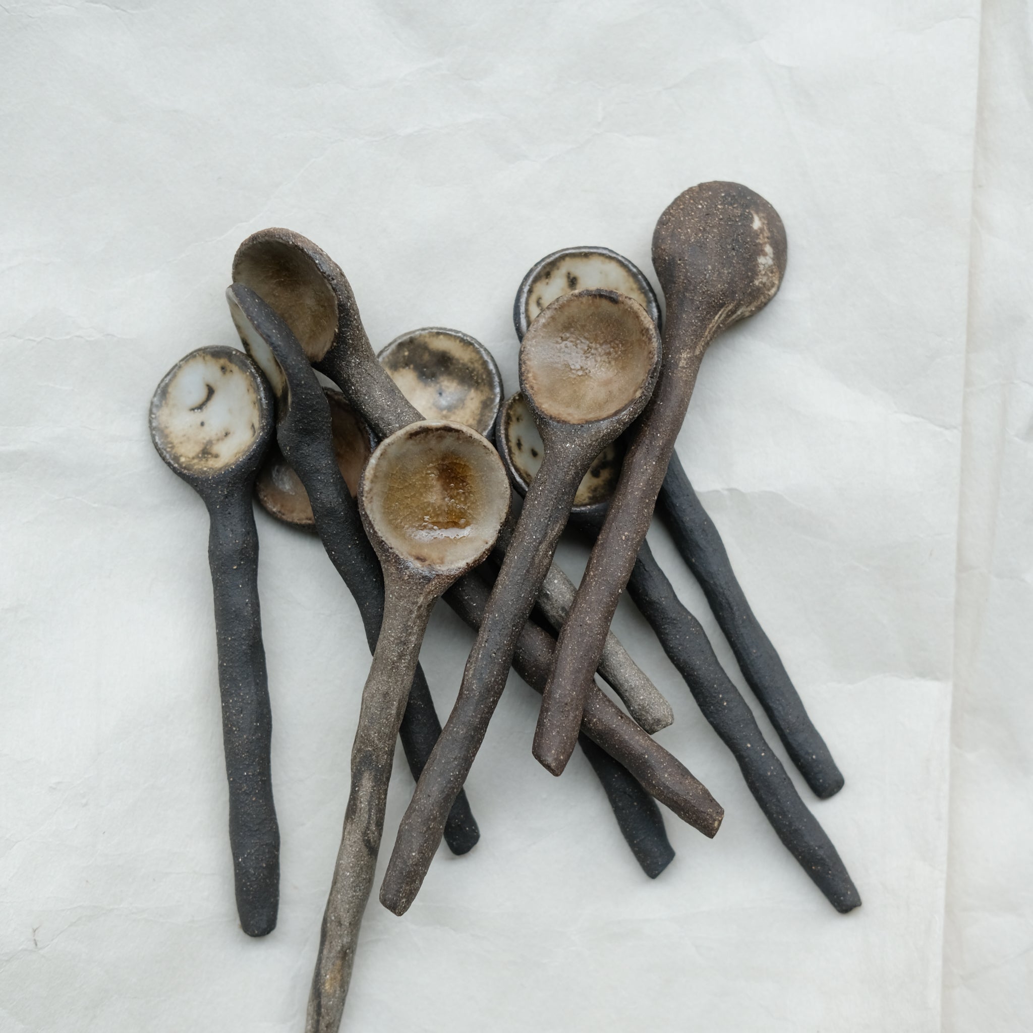 Cuillère en grès L 11,5cm - brun de Sonia Deleani chez Brutal Ceramics