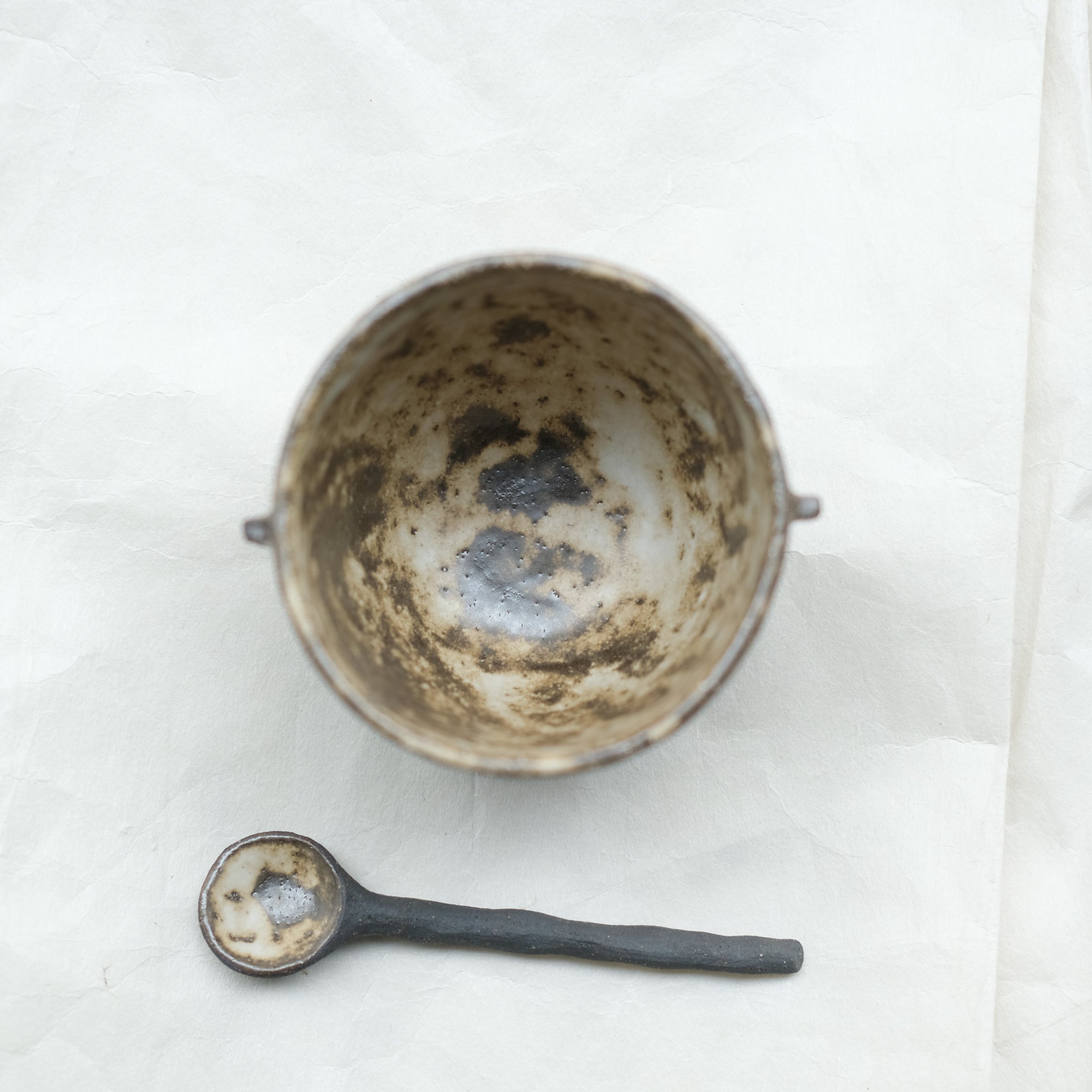 Cuillère en grès noir L 11,5cm - chocolat beige de Sonia Deleani chez Brutal Ceramics