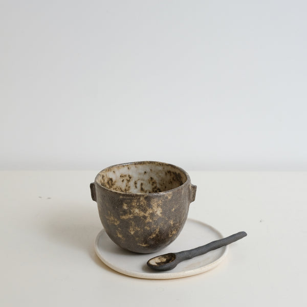 Tasse en grès noir 210ml - Chocolat beige Sonia Deleani chez Brutal Ceramics