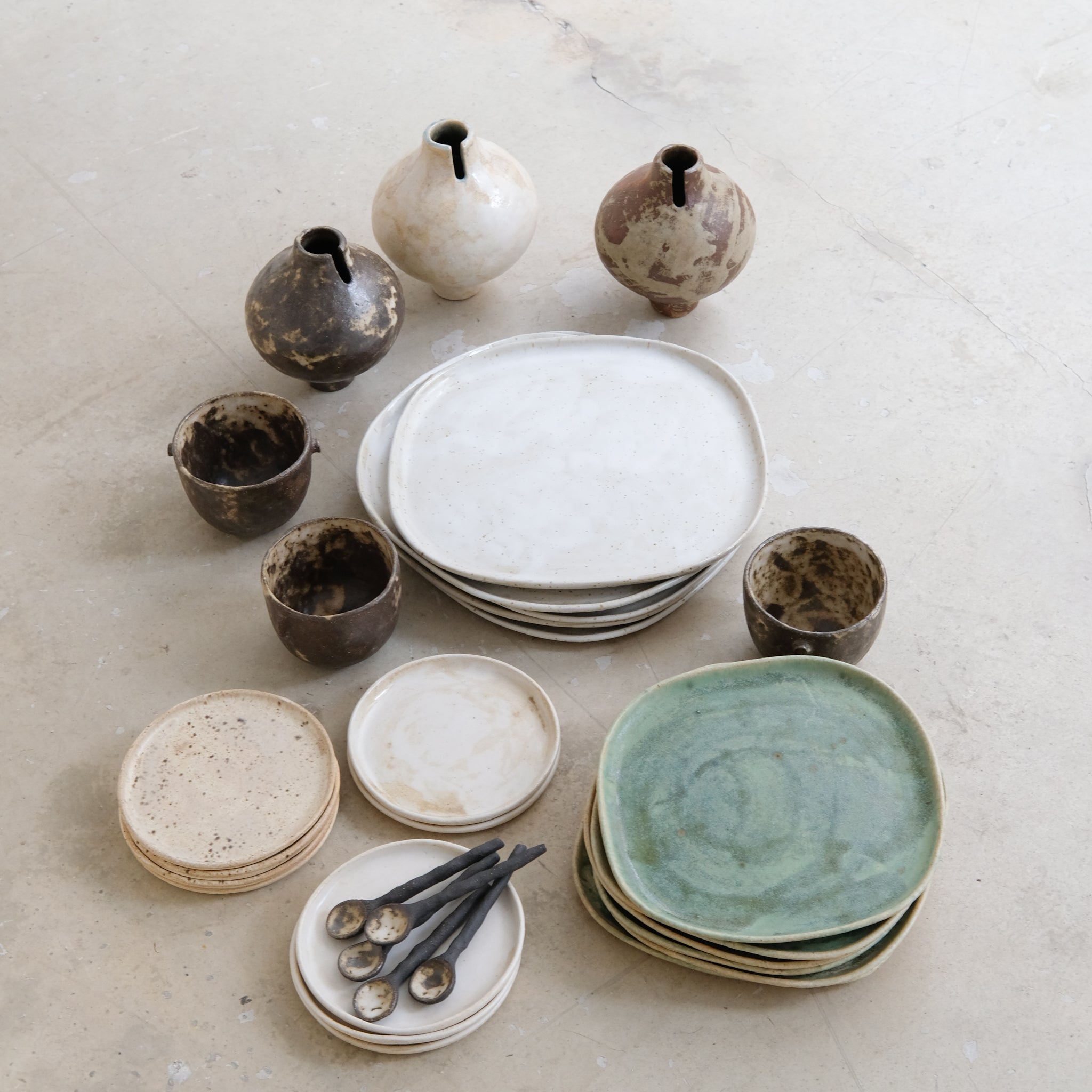 Assiette en grès pyrité D 27cm - blanc moucheté de Sonia Deleani chez Brutal Ceramics