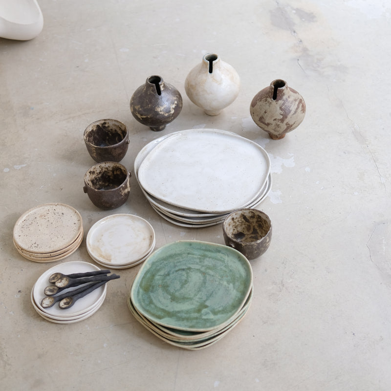 Assiette en grès D 13,5cm - Blanc crème de Sonia Deleani chez Brutal Ceramics