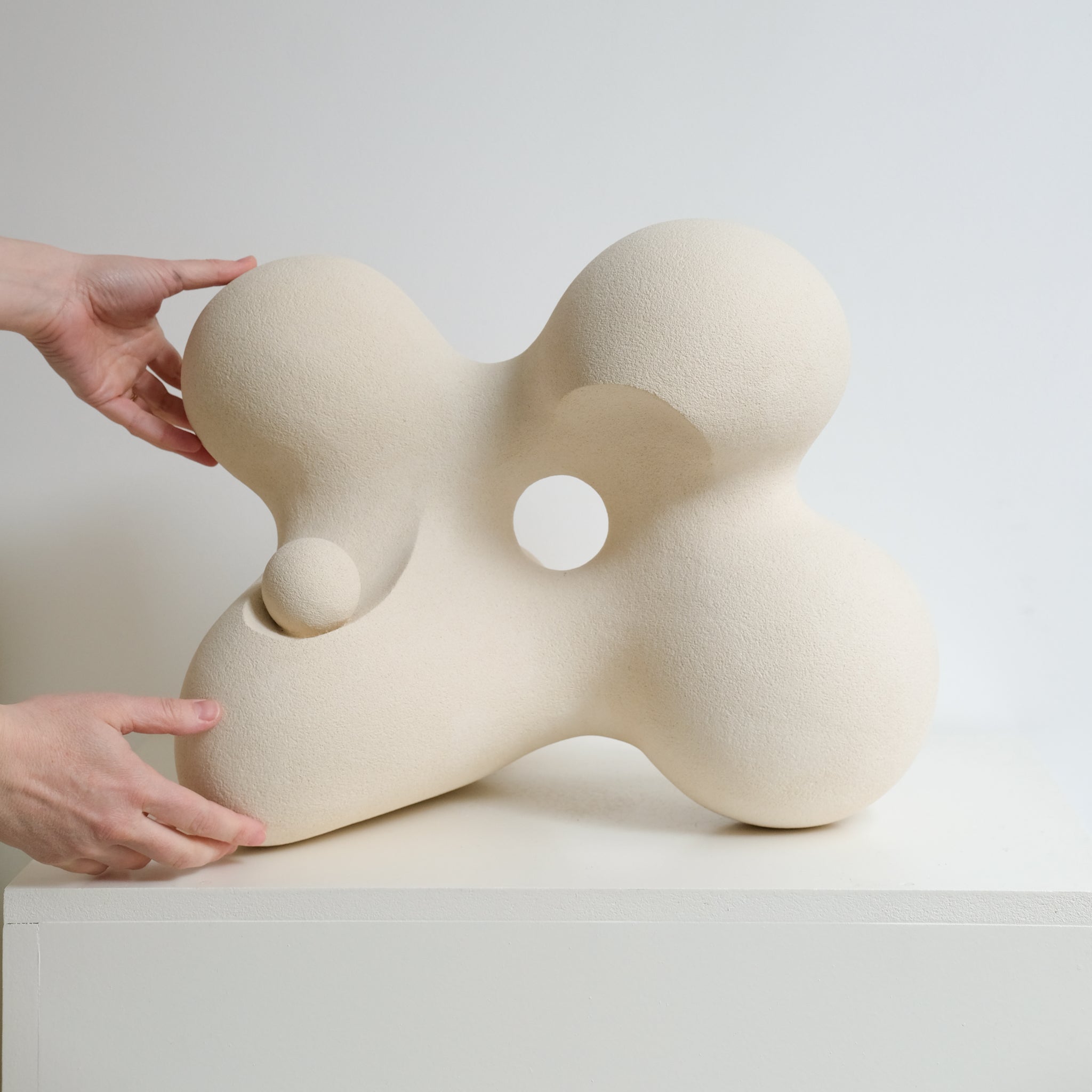 Sculpture "CLOUD STONE VIII " beige de Terre Brute chez Brutal Ceramics