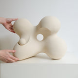 Sculpture "CLOUD STONE VIII " beige de Terre Brute chez Brutal Ceramics