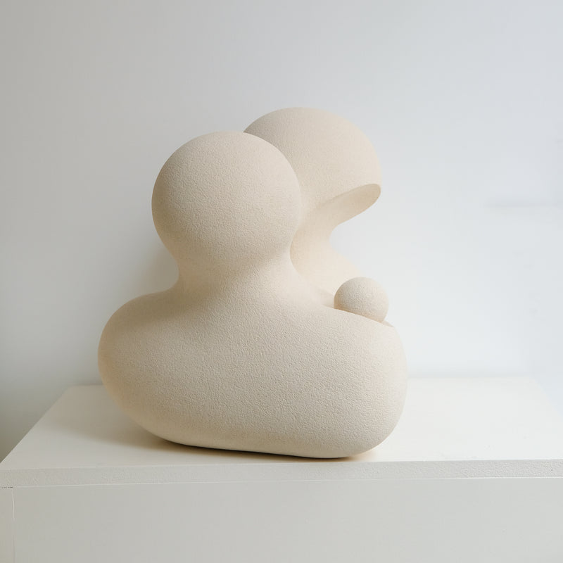 Sculpture "CLOUD STONE VIII " beige de Terre Brute chez Brutal Ceramics