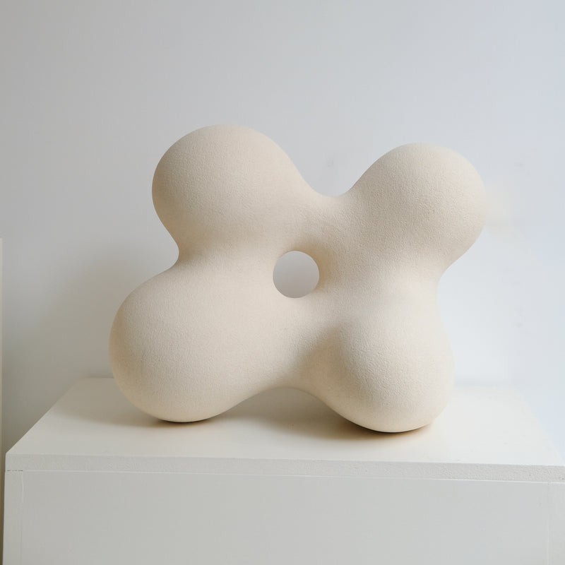 Sculpture "CLOUD STONE VIII " beige de Terre Brute chez Brutal Ceramics