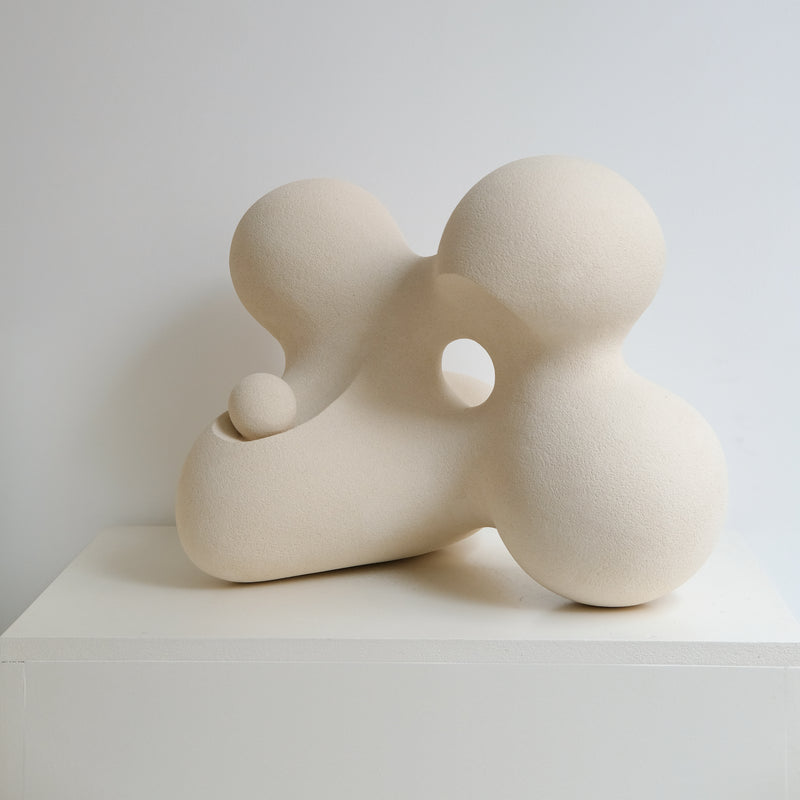 Sculpture "CLOUD STONE VIII " beige de Terre Brute chez Brutal Ceramics