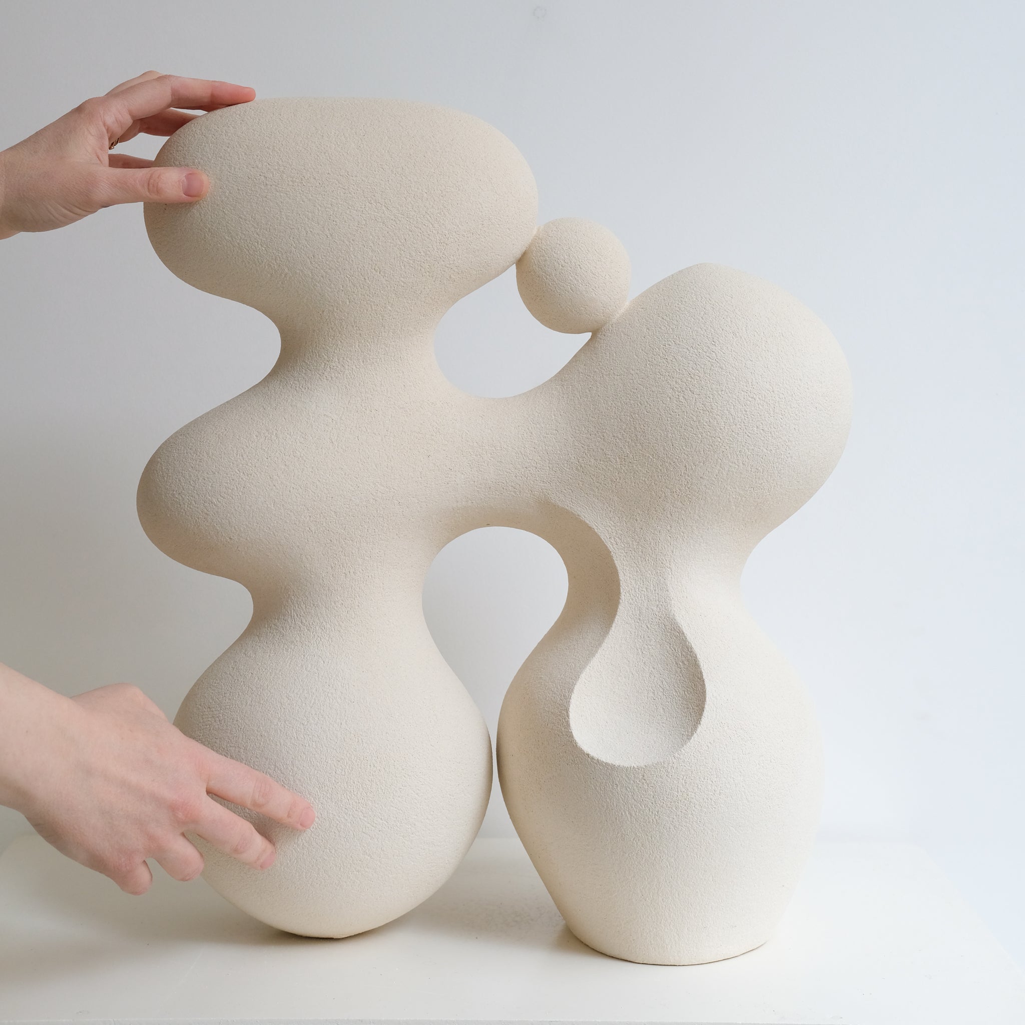 Sculpture "WATER STONE II" beige de Terre Brute chez Brutal Ceramics