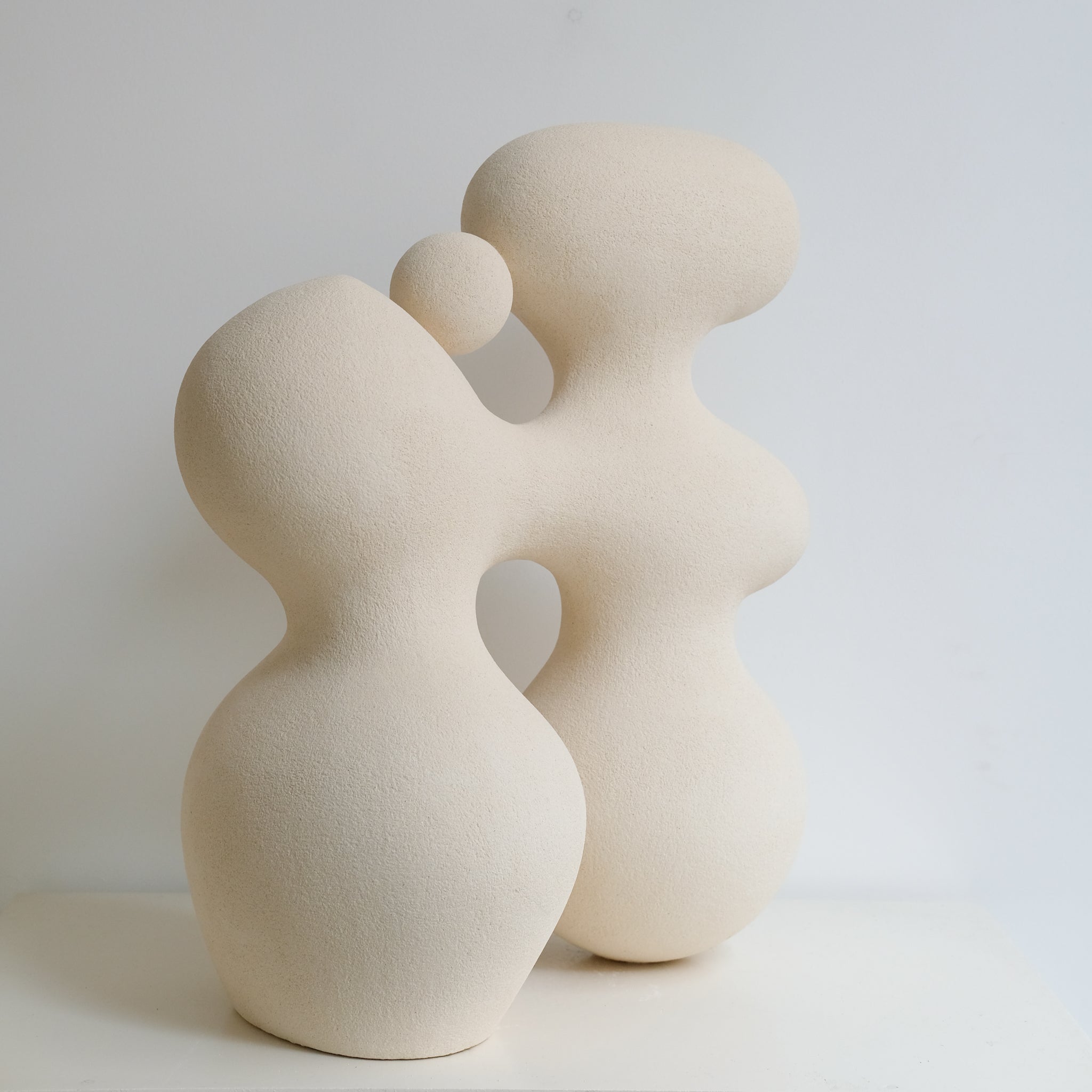 Sculpture "WATER STONE II" beige de Terre Brute chez Brutal Ceramics