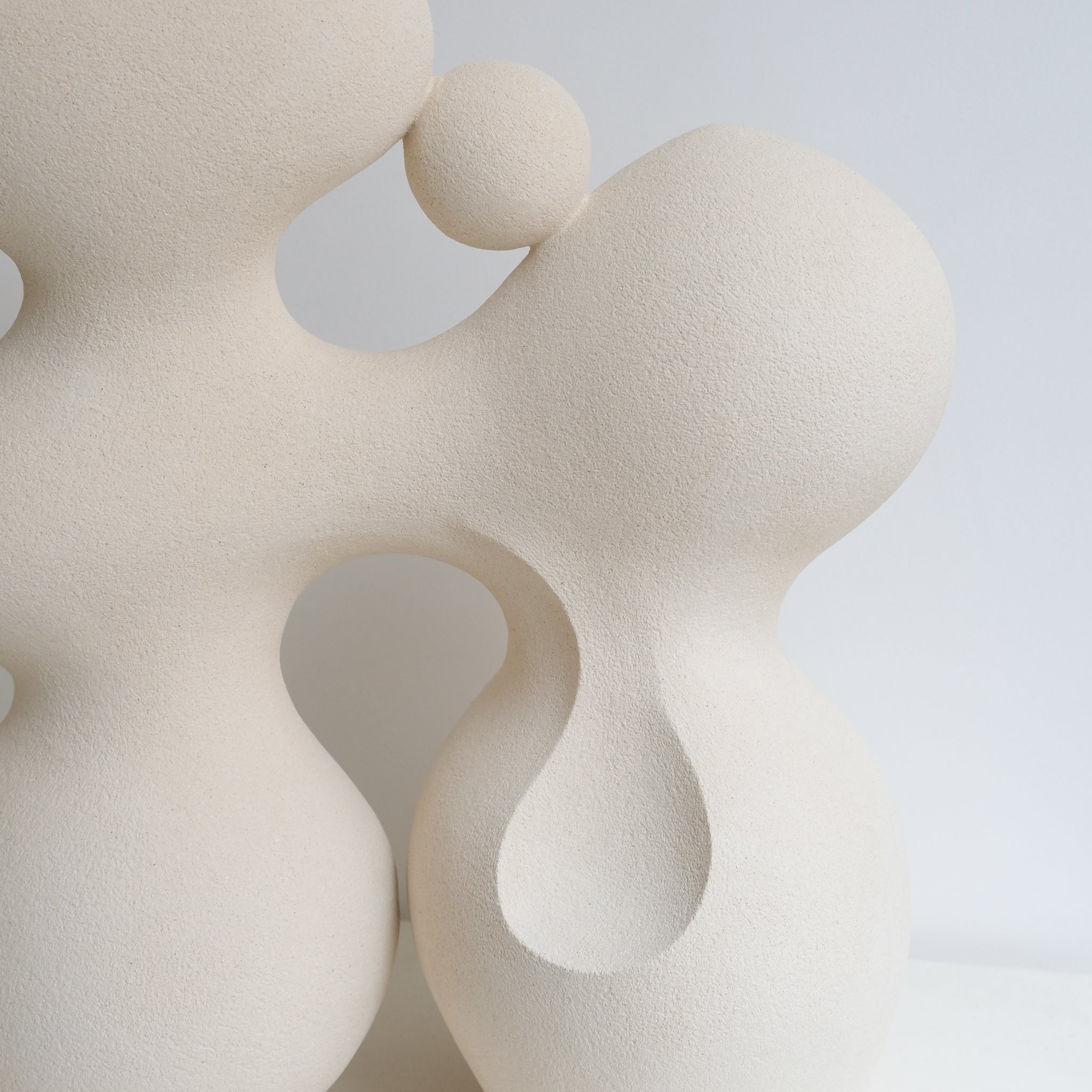 Sculpture "WATER STONE II" beige de Terre Brute chez Brutal Ceramics