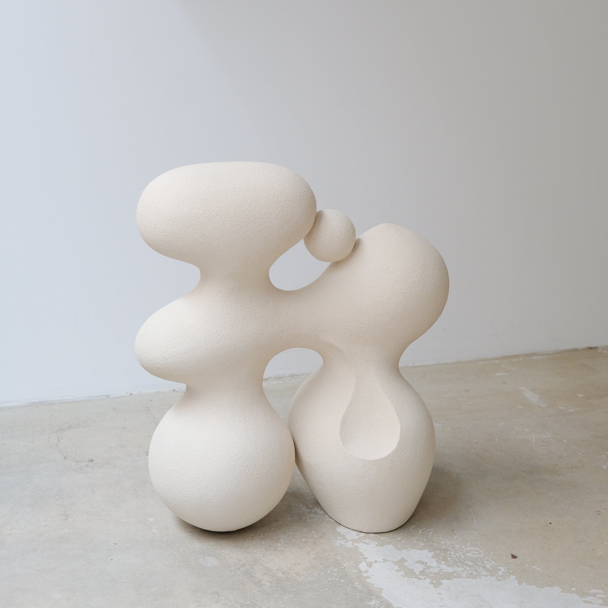 Sculpture "WATER STONE II" beige de Terre Brute chez Brutal Ceramics