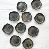 Assiette en grès roux D 12cm - Bleu, brun et noir de Yu Wen Ceramics chez Brutal Ceramics