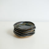 Assiette en grès roux D 12cm - Bleu, brun et noir de Yu Wen Ceramics chez Brutal Ceramics