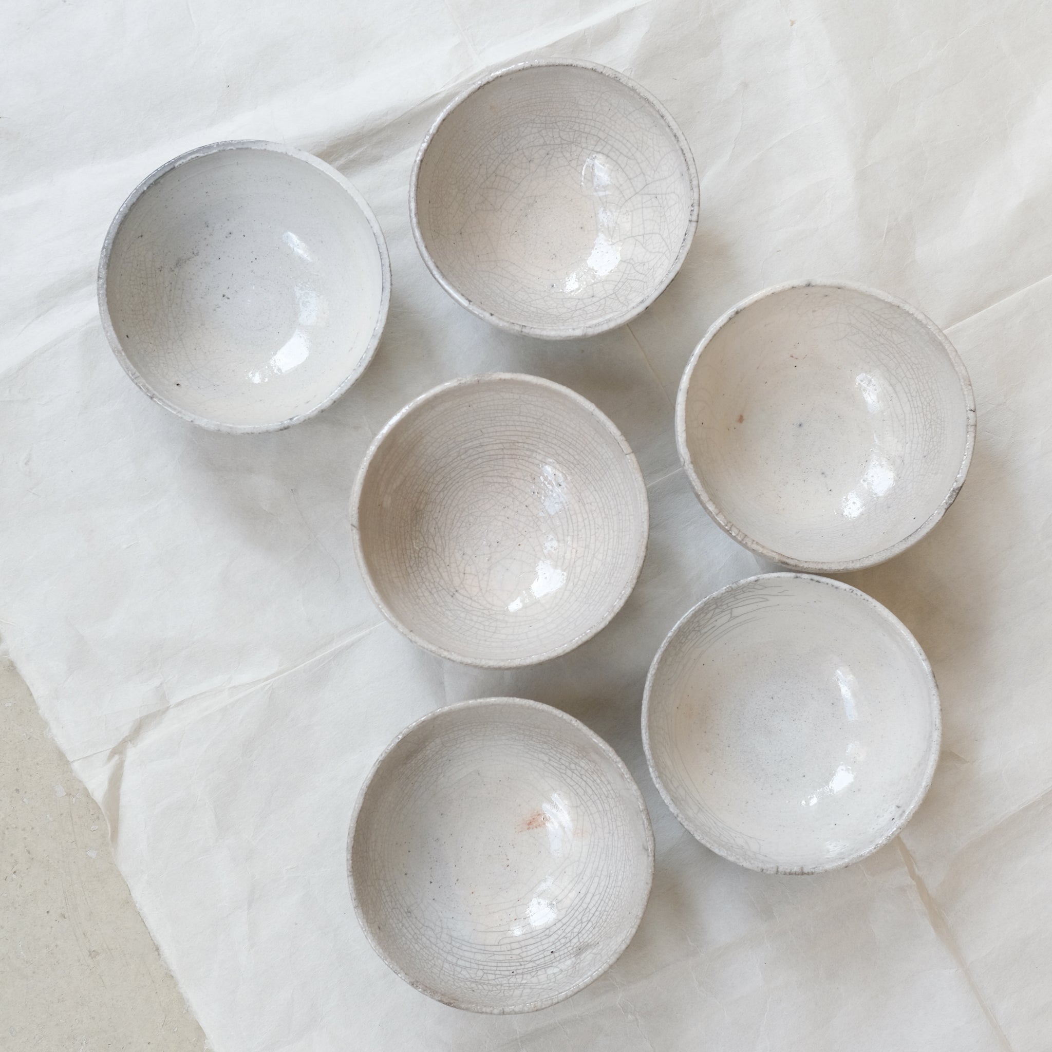 Bol en grès blanc cuisson raku D 13,5cm - blanc gris brillant de Yu Wen Ceramics chez Brutal Ceramics