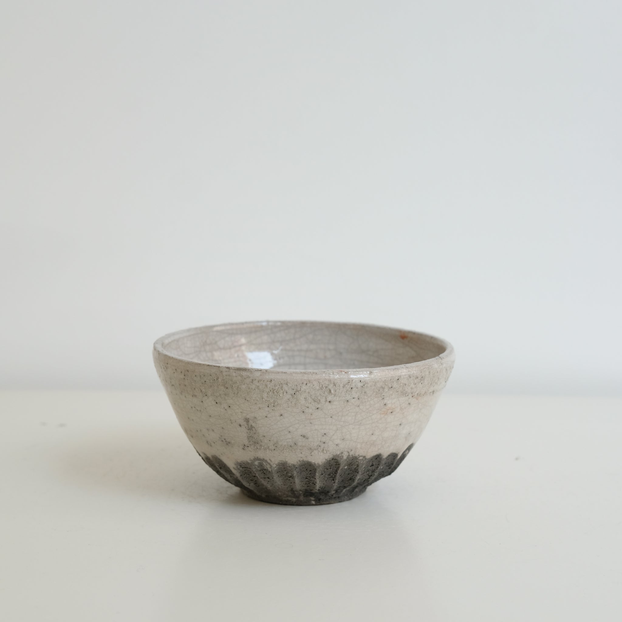 Bol en grès blanc cuisson raku D 13,5cm - blanc gris brillant de Yu Wen Ceramics chez Brutal Ceramics
