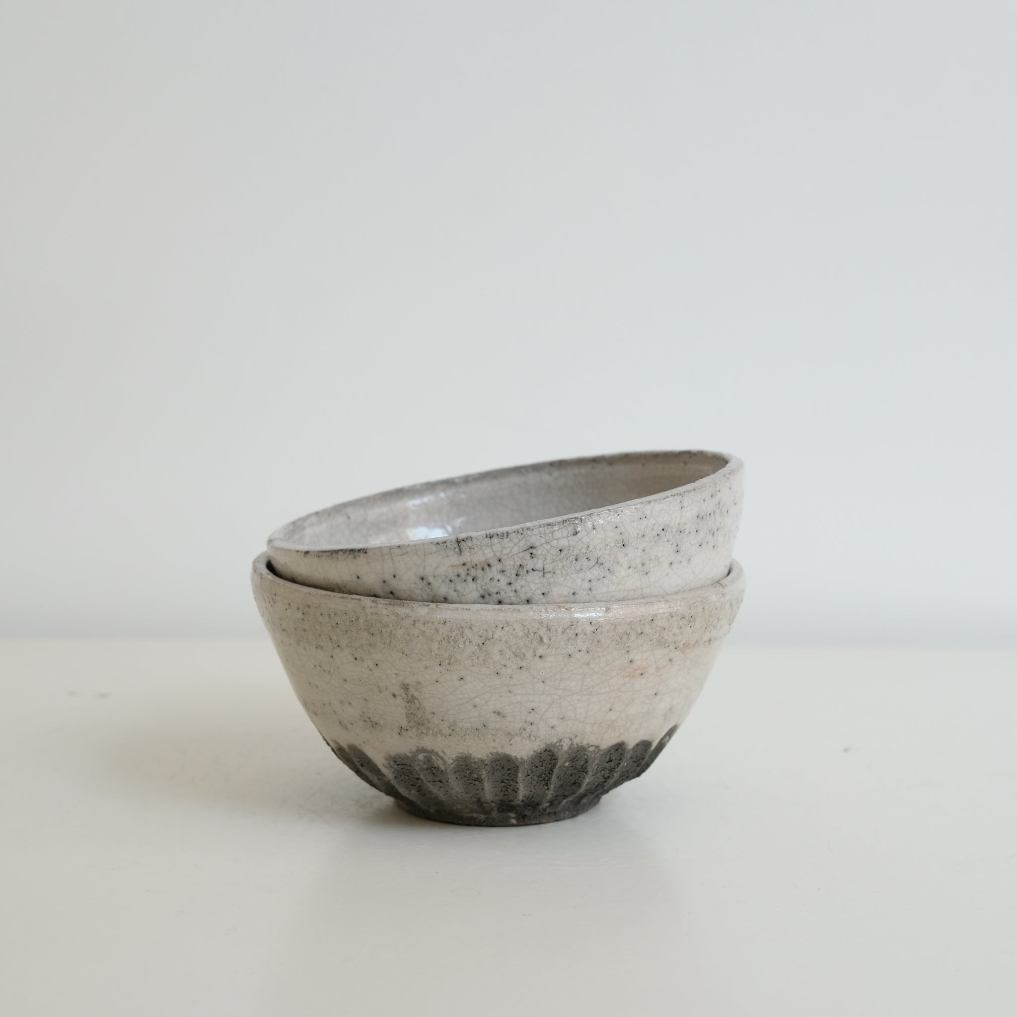 Bol en grès blanc cuisson raku D 13,5cm - blanc gris brillant de Yu Wen Ceramics chez Brutal Ceramics