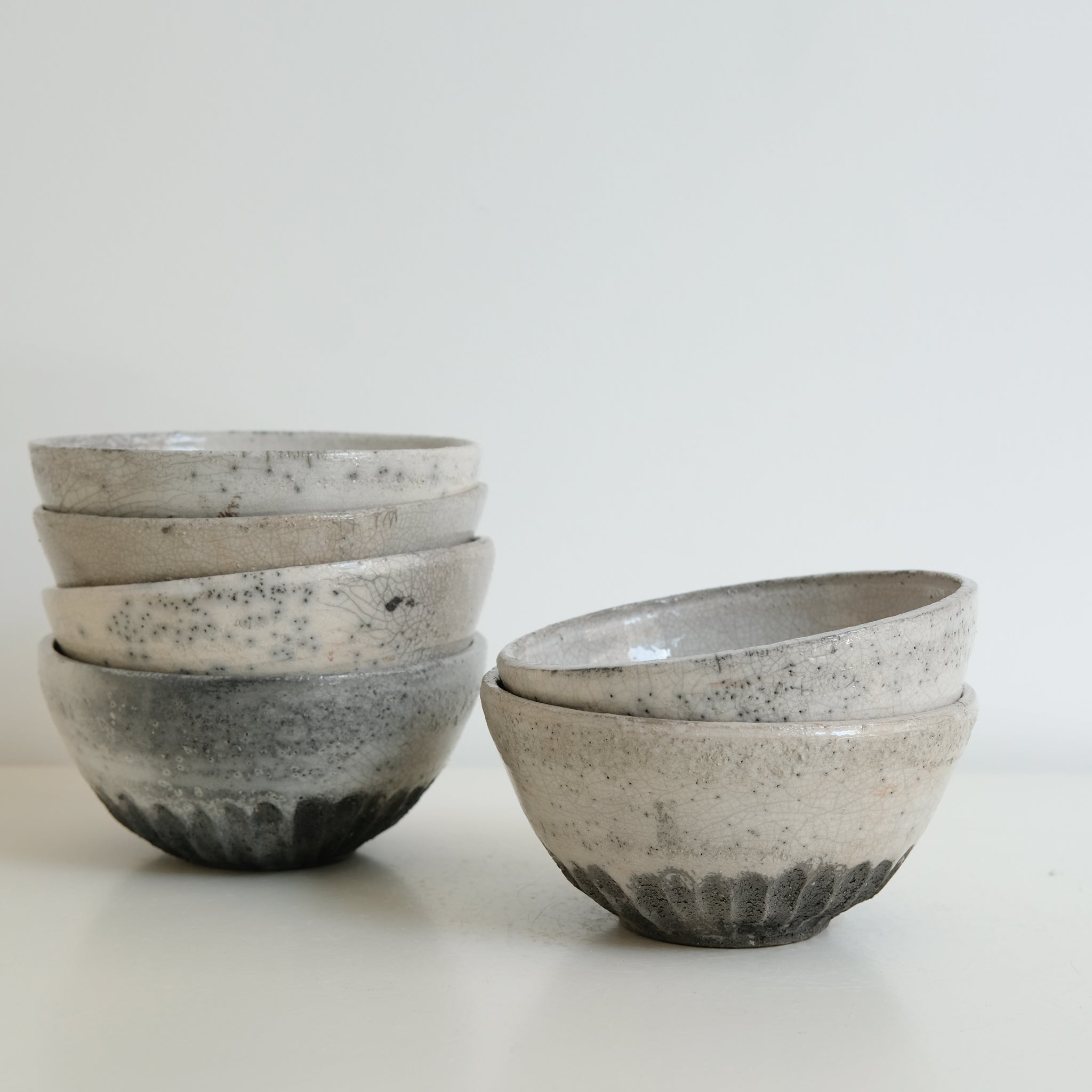 Bol en grès blanc cuisson raku D 13,5cm - blanc gris brillant de Yu Wen Ceramics chez Brutal Ceramics