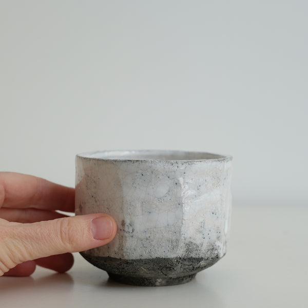 Tasse en grès blanc cuisson raku 260 ml - blanc gris brillant de Yu Wen Ceramics chez Brutal Ceramics