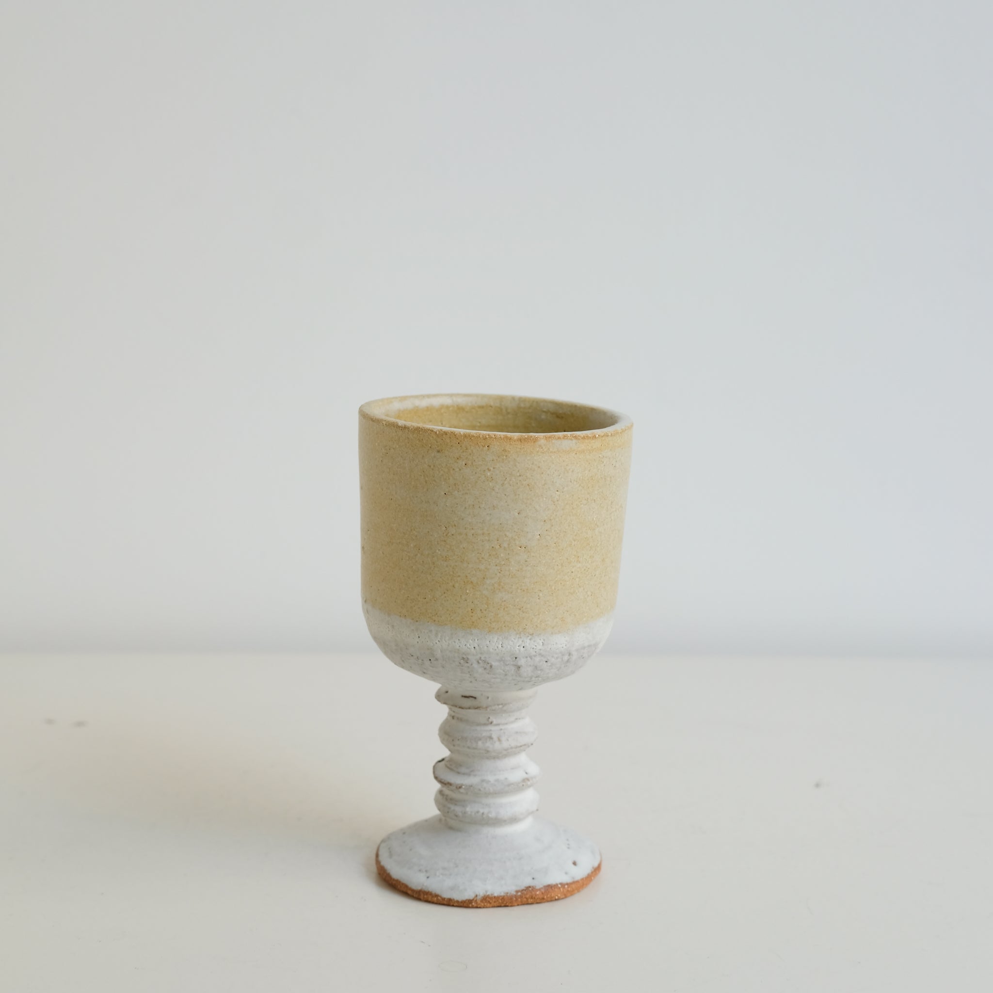 Verre sur pied en grès roux 150ml - Blanc et ocre de Yu Wen Ceramics chez Brutal Ceramics