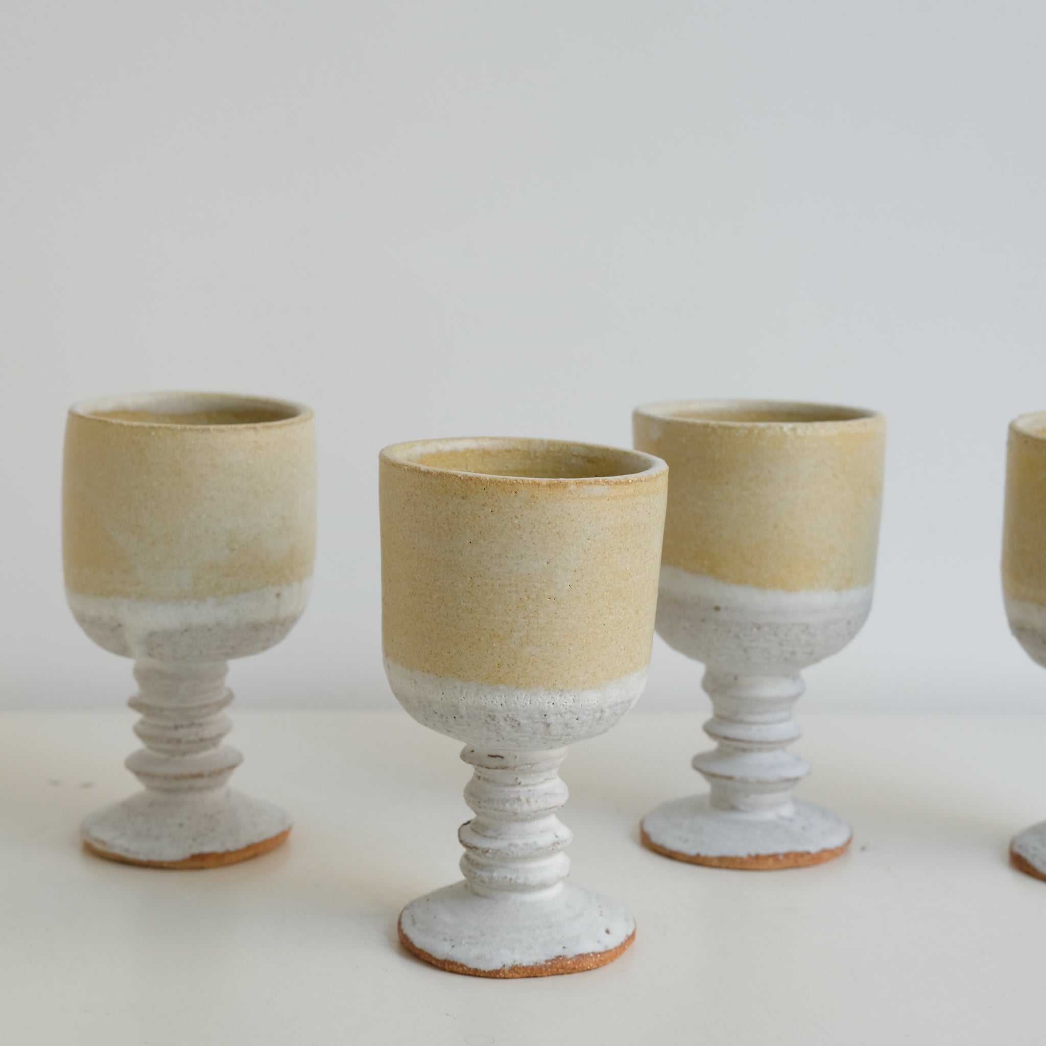 Verre sur pied en grès roux 150ml - Blanc et ocre de Yu Wen Ceramics chez Brutal Ceramics