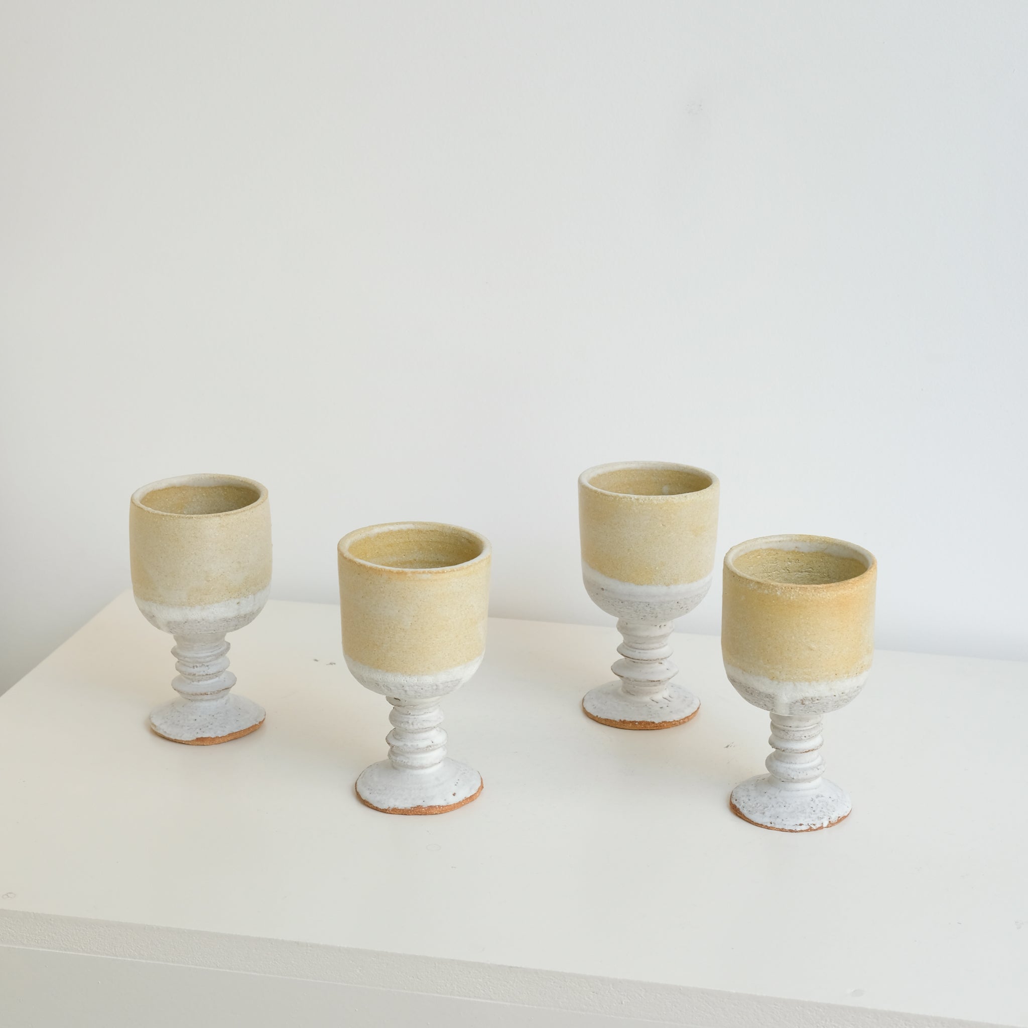 Verre sur pied en grès roux 150ml - Blanc et ocre de Yu Wen Ceramics chez Brutal Ceramics