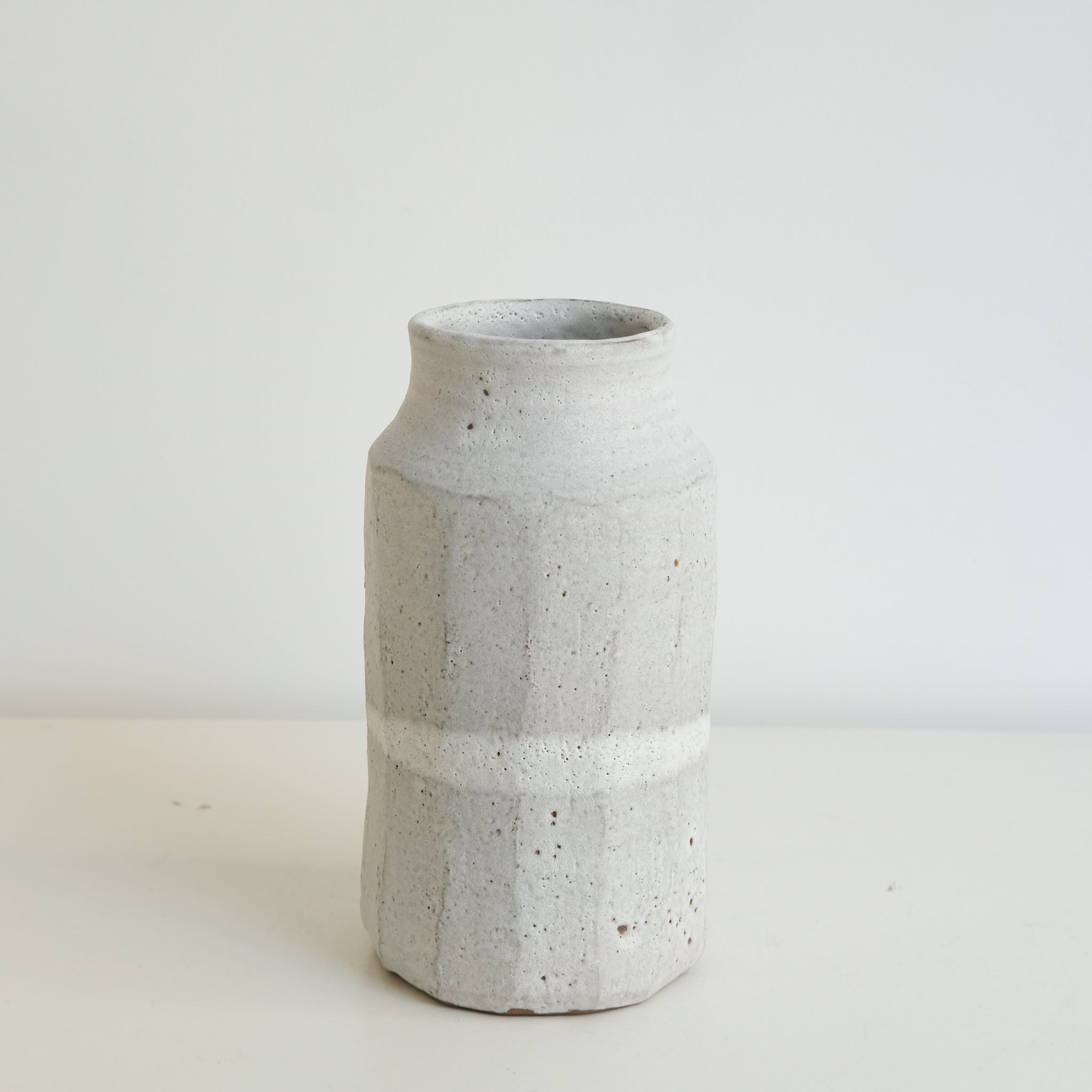 Vase en grès rouge H 22cm - Blanc mat de Yu Wen Ceramics chez Brutal Ceramics