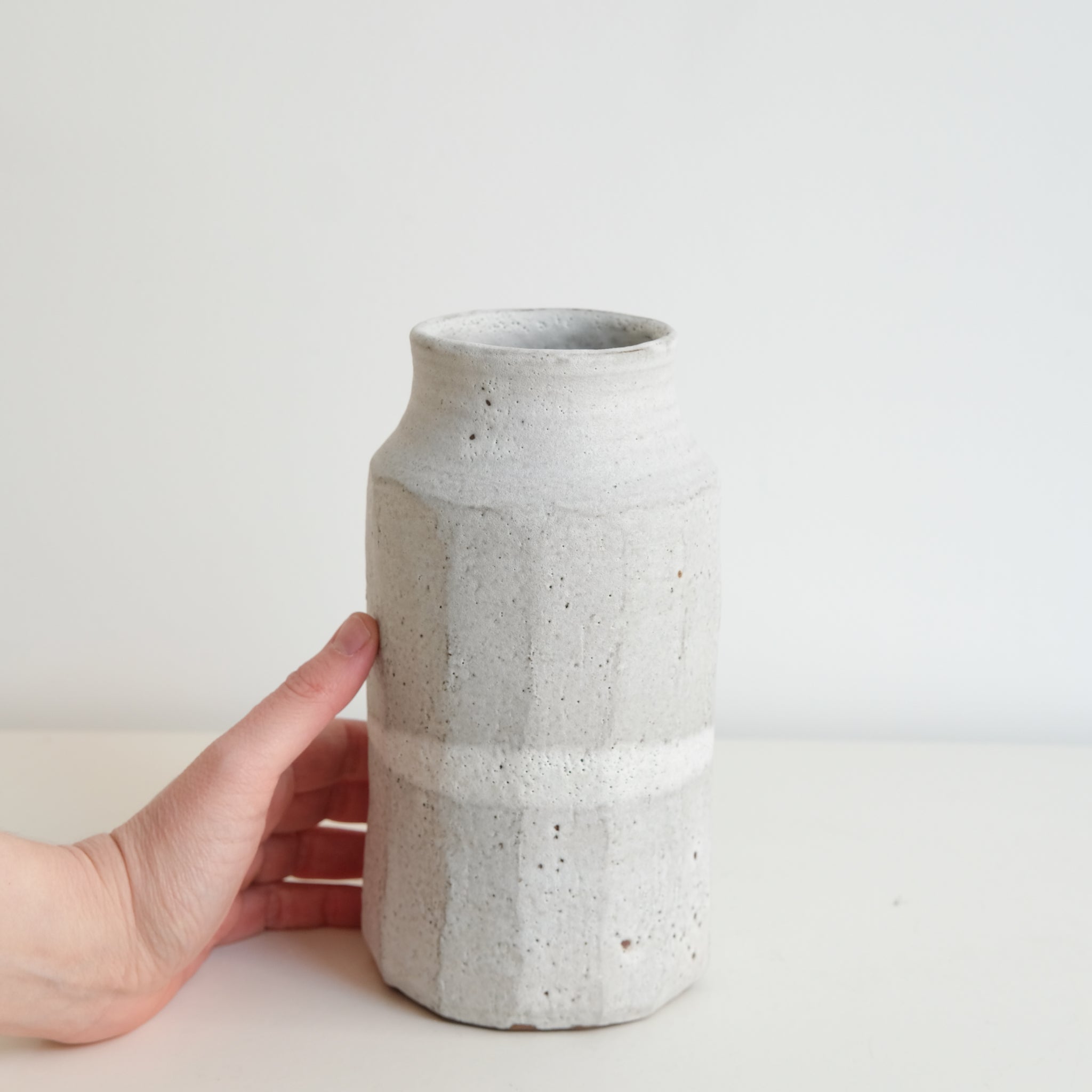 Vase en grès rouge H 22cm - Blanc mat de Yu Wen Ceramics chez Brutal Ceramics