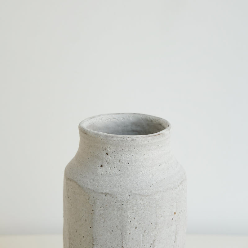 Vase en grès rouge H 22cm - Blanc mat de Yu Wen Ceramics chez Brutal Ceramics