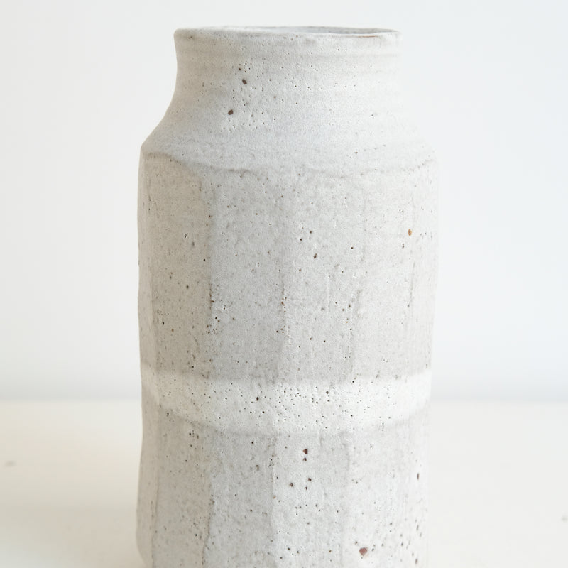 Vase en grès rouge H 22cm - Blanc mat de Yu Wen Ceramics chez Brutal Ceramics