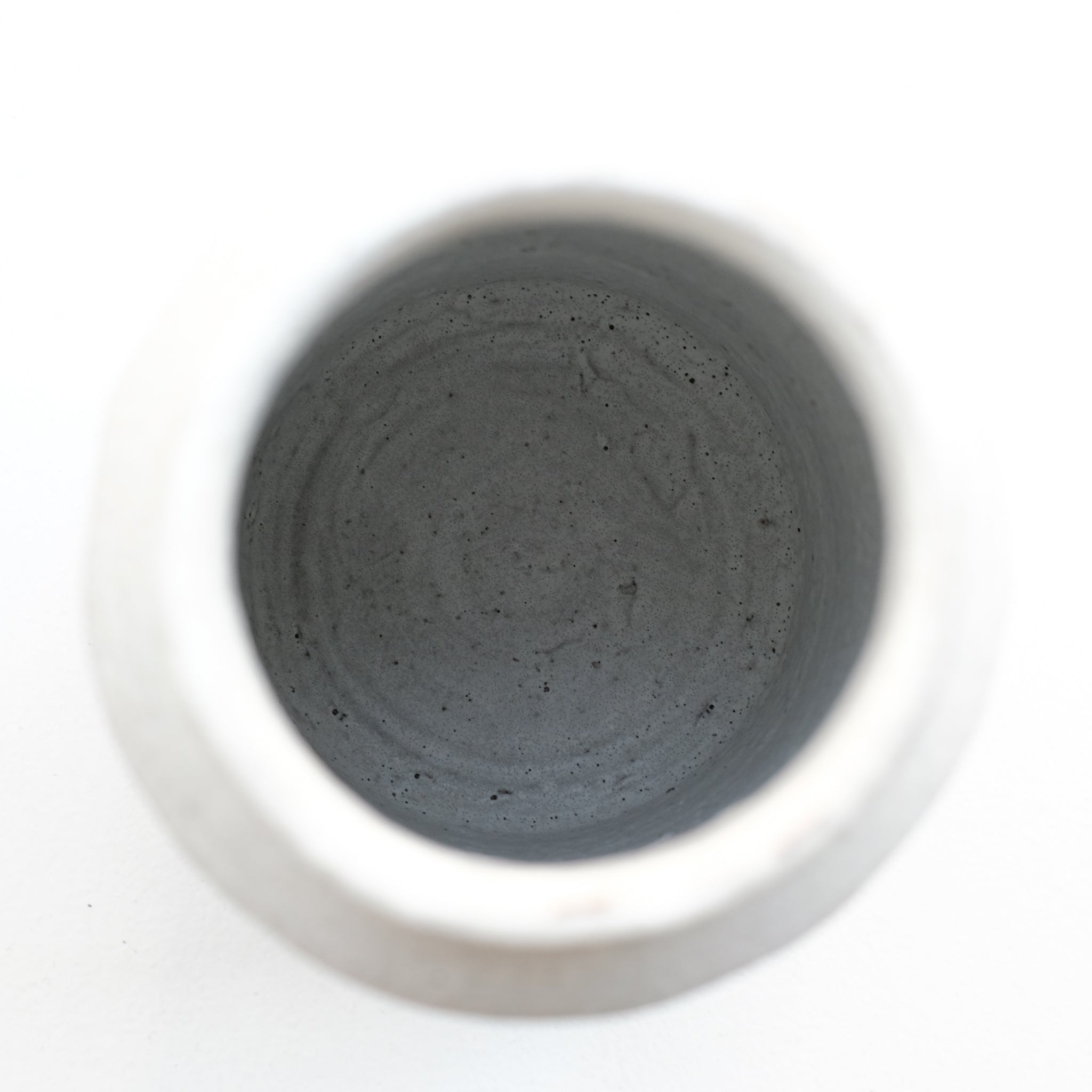 Vase en grès rouge H 22cm - Blanc mat de Yu Wen Ceramics chez Brutal Ceramics