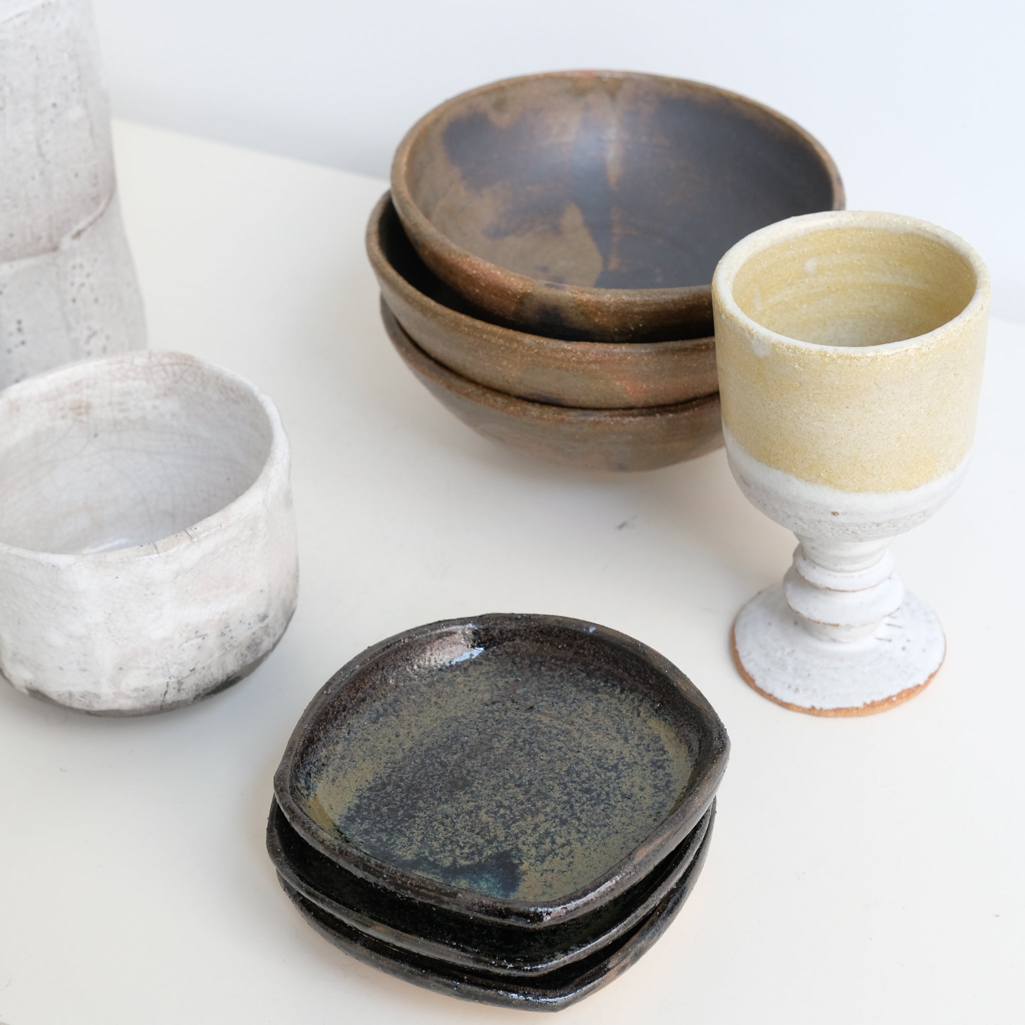 Assiette en grès roux D 12cm - Bleu, brun et noir de Yu Wen Ceramics chez Brutal Ceramics