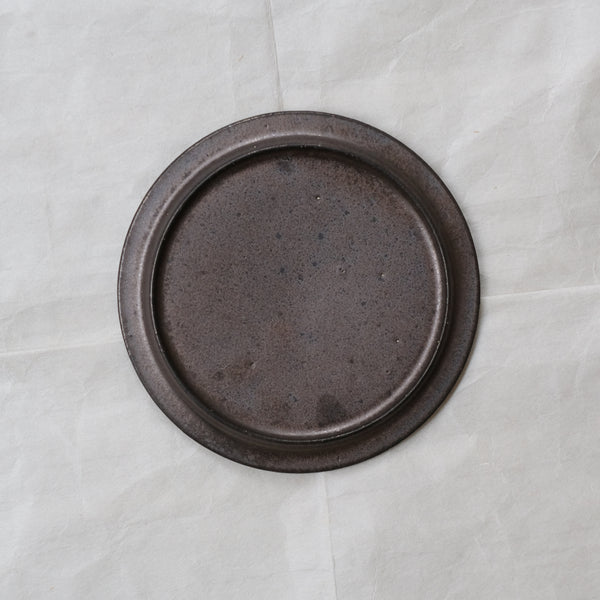 Assiette en grès D 15,5cm - Noir de Atsushi Funakushi chez Brutal Ceramics