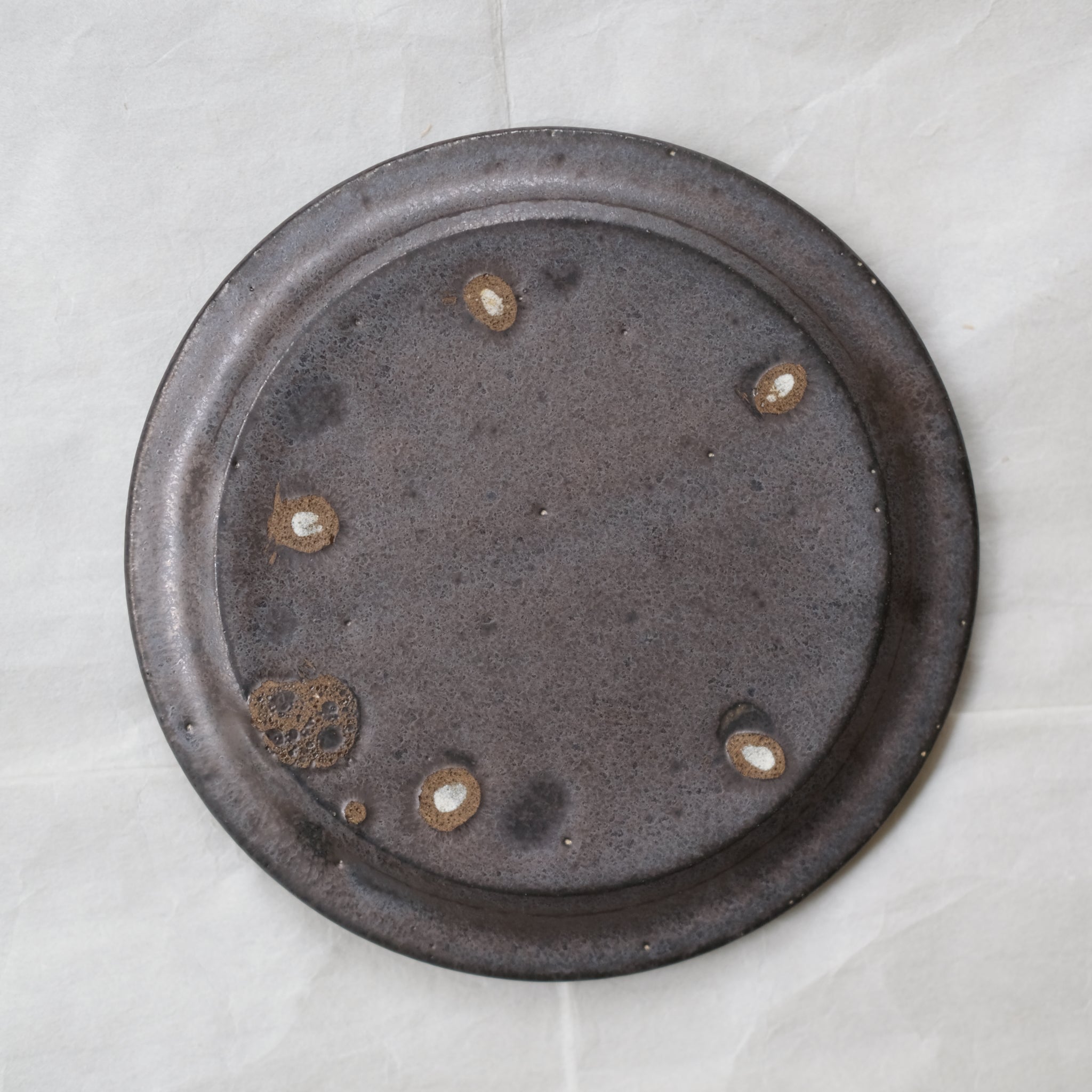 Assiette en grès D 15,5cm - Noir de Atsushi Funakushi chez Brutal Ceramics