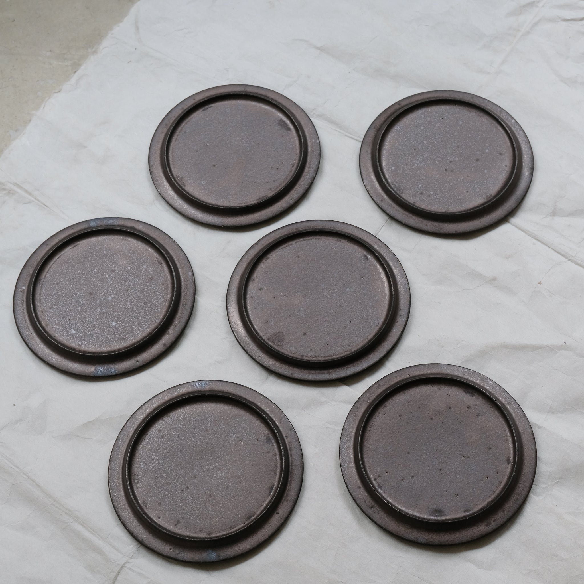 Assiette en grès D 15,5cm - Noir de Atsushi Funakushi chez Brutal Ceramics