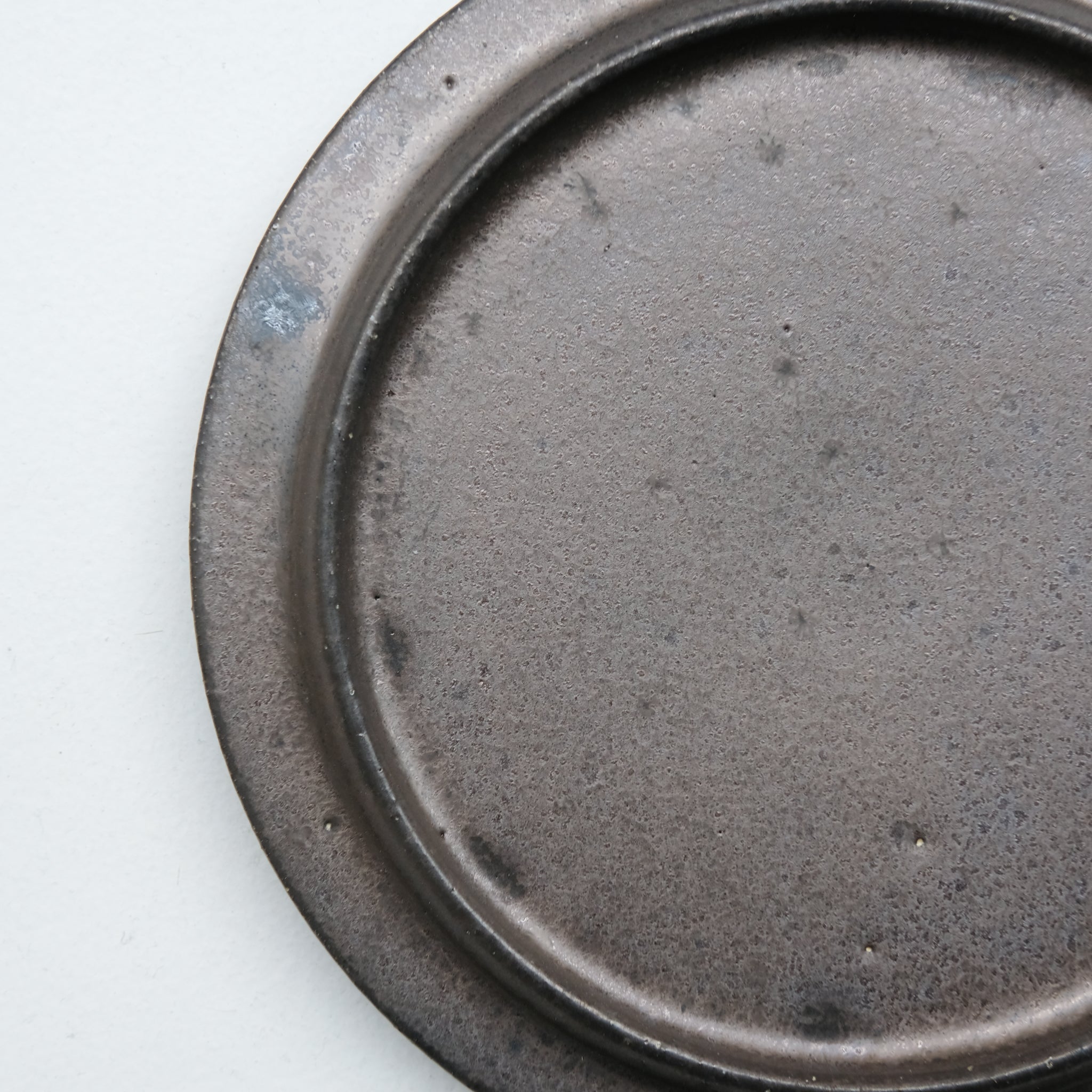 Assiette en grès D 15,5cm - Noir de Atsushi Funakushi chez Brutal Ceramics