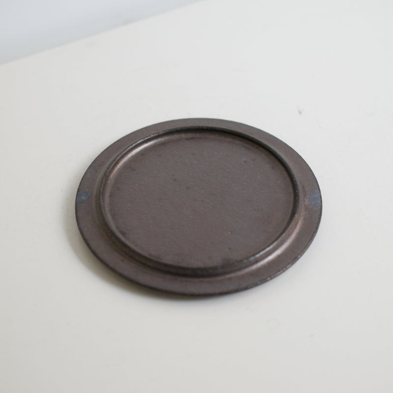 Assiette en grès D 15,5cm - Noir de Atsushi Funakushi chez Brutal Ceramics