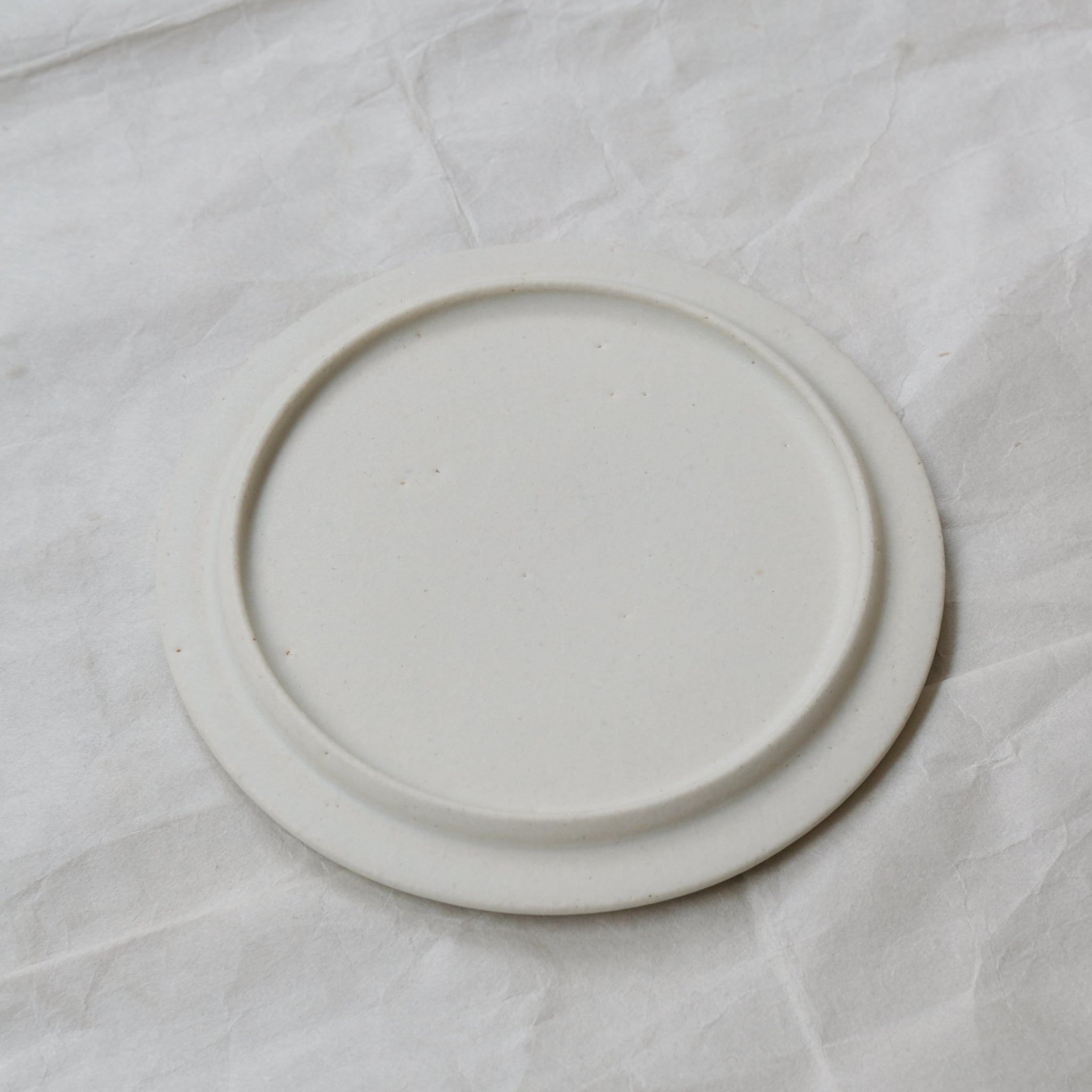 Assiette en grès D 15,5cm - Blanc de Atsushi Funakushi chez Brutal Ceramics