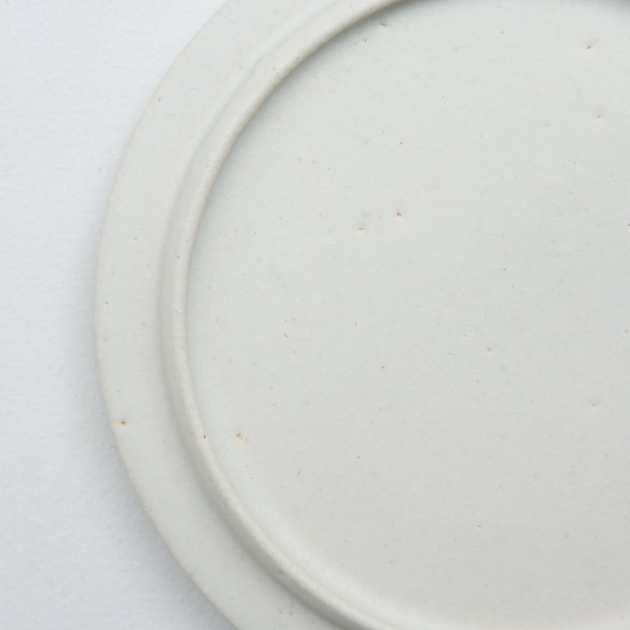 Assiette en grès D 15,5cm - Blanc de Atsushi Funakushi chez Brutal Ceramics