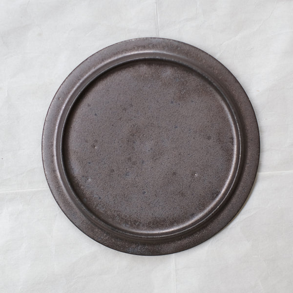 Assiette en grès D 19cm - Noir de Atsushi Funakushi chez Brutal Ceramics