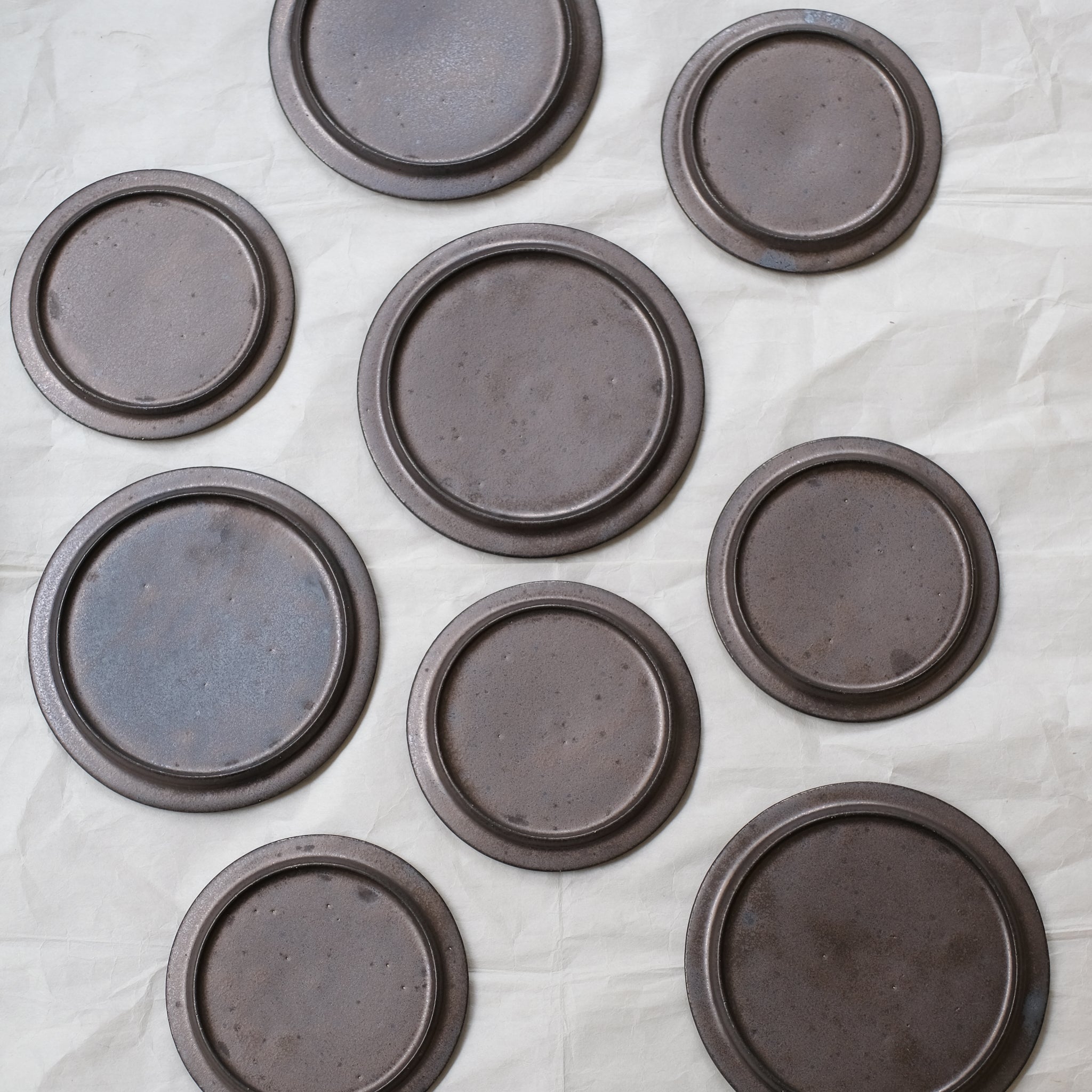Assiette en grès D 19cm - Noir de Atsushi Funakushi chez Brutal Ceramics