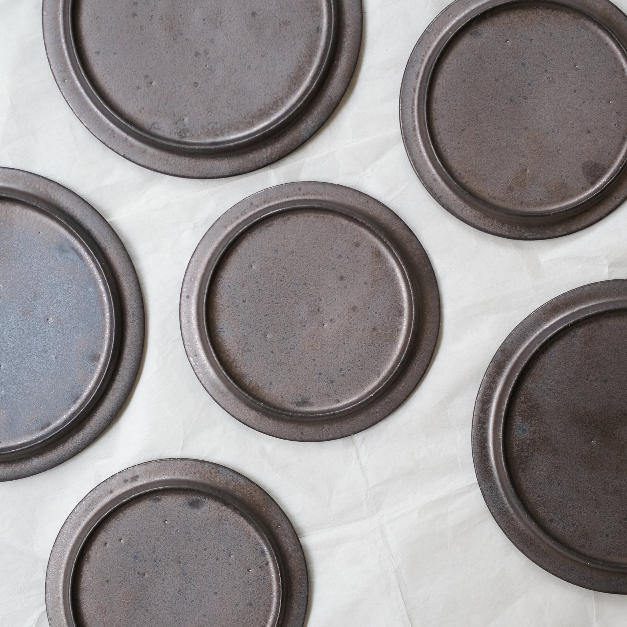 Assiette en grès D 15,5cm - Noir de Atsushi Funakushi chez Brutal Ceramics