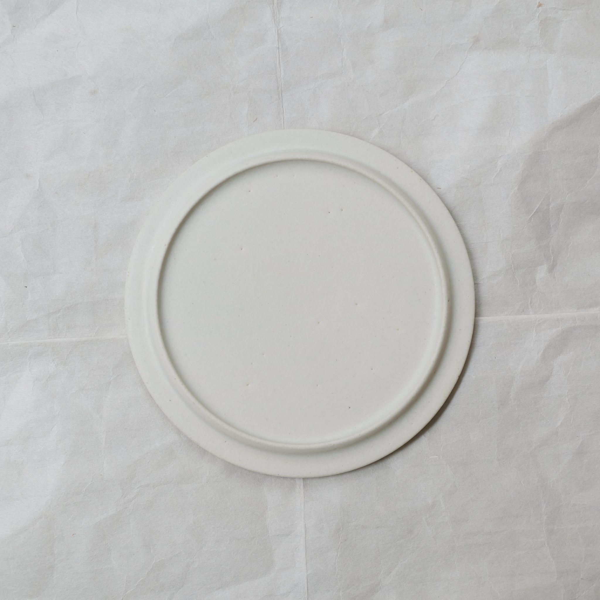Assiette en grès D 19cm - Blanc de Atsushi Funakushi chez Brutal Ceramics