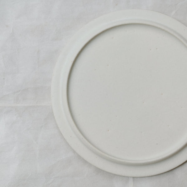 Assiette en grès D 19cm - Blanc de Atsushi Funakushi chez Brutal Ceramics