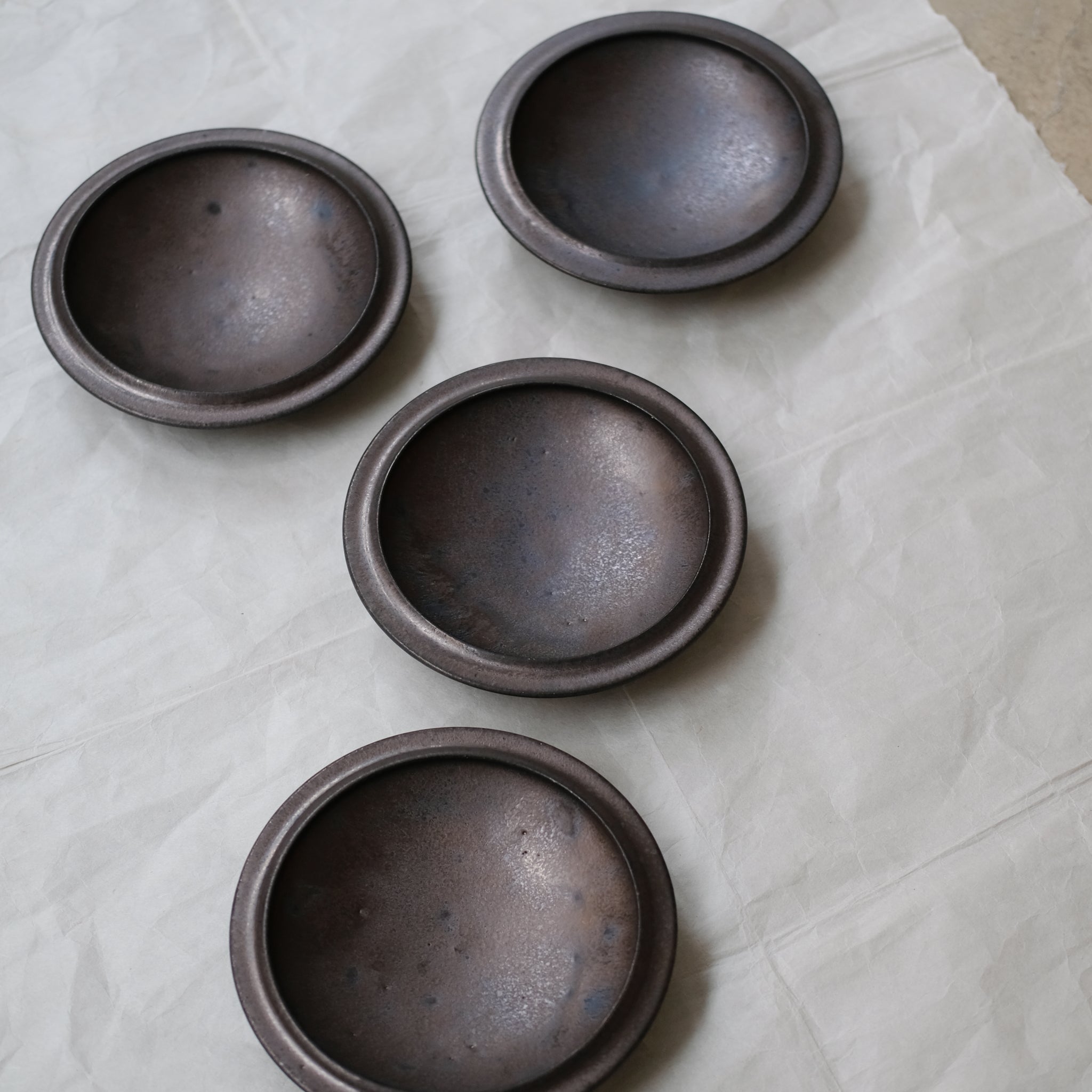Bol en grès D 18,5cm - Noir Marron de Atsushi Funakushi chez Brutal Ceramics