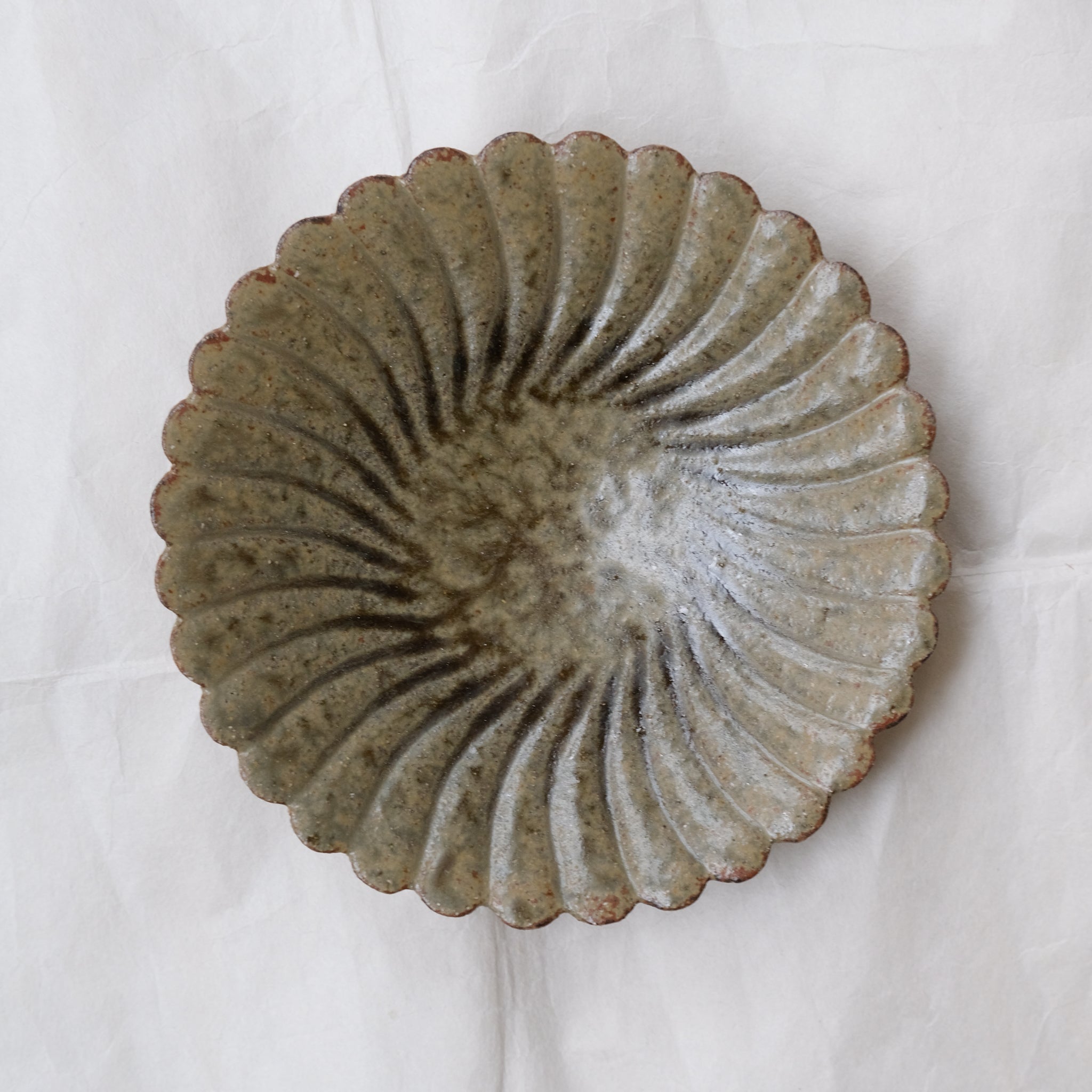 Assiette "fleurs" en grès D 15,5cm - vert kaki de Teshima Toen chez Brutal Ceramics