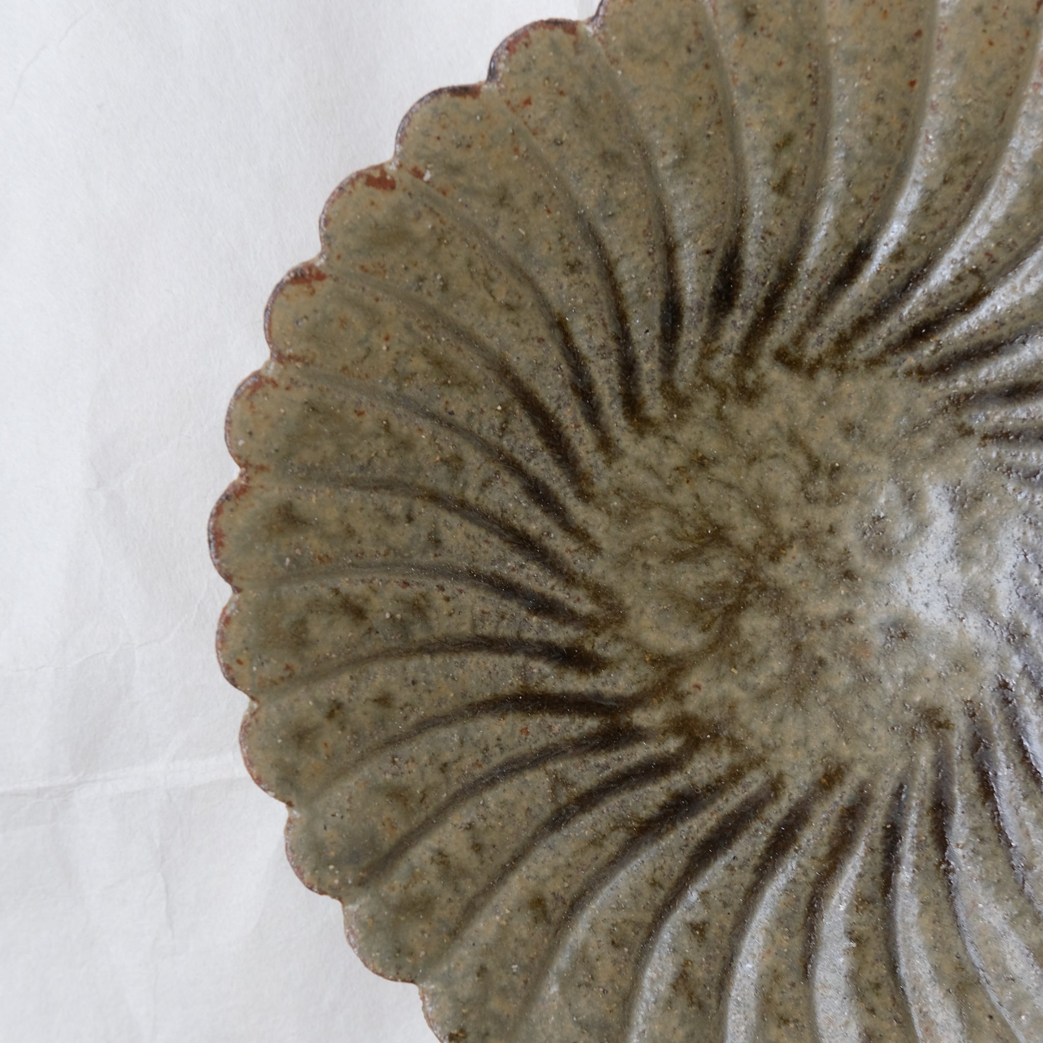Assiette "fleurs" en grès D 15,5cm - vert kaki de Teshima Toen chez Brutal Ceramics