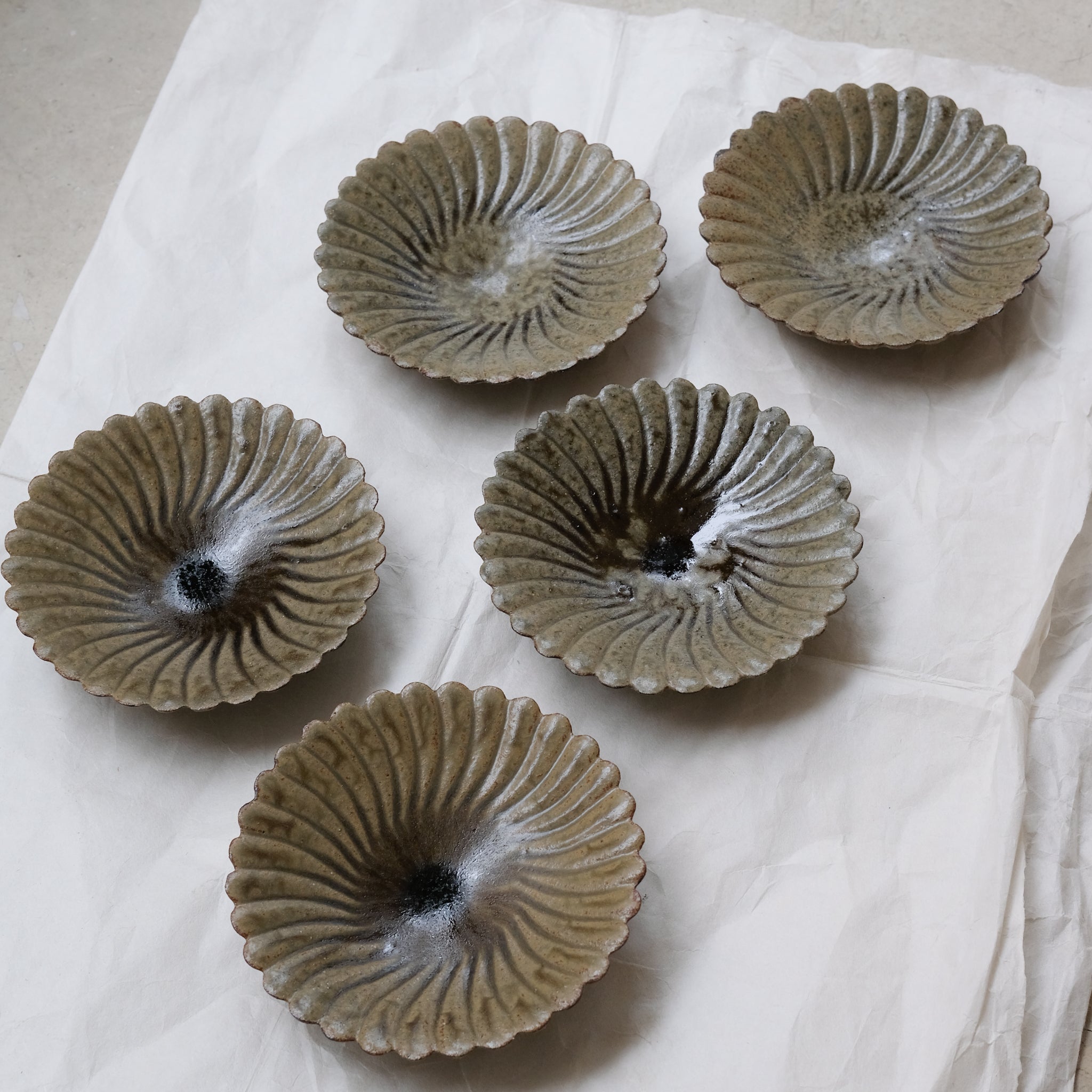 Assiette "fleurs" en grès D 15,5cm - vert kaki de Teshima Toen chez Brutal Ceramics
